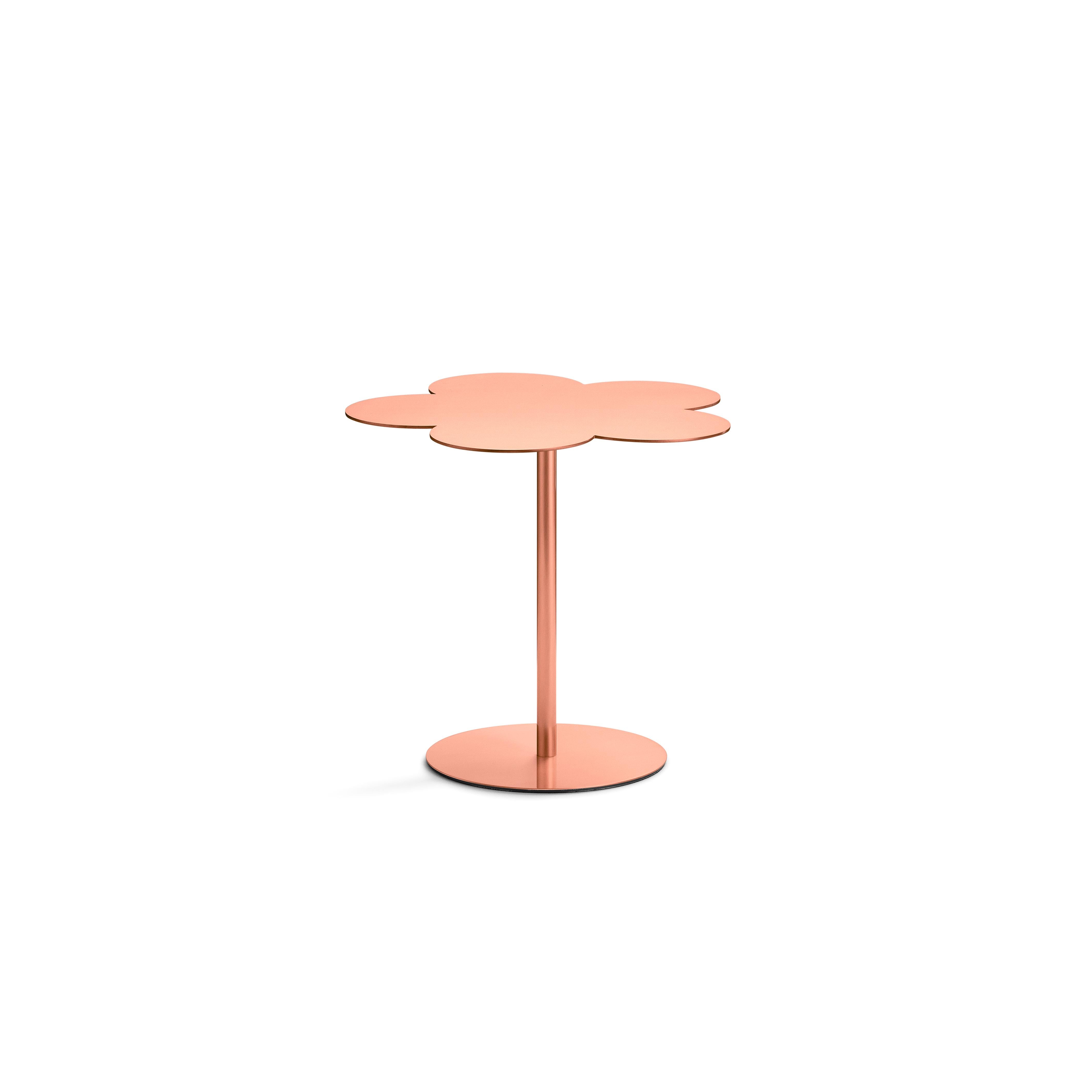Medium coffee side table
The natural element is the focus of this project of a coffee table where the surface is shaped like a stylized flower. A triptych of distinct elements which rest on a circular foot and, given the different heights, can be