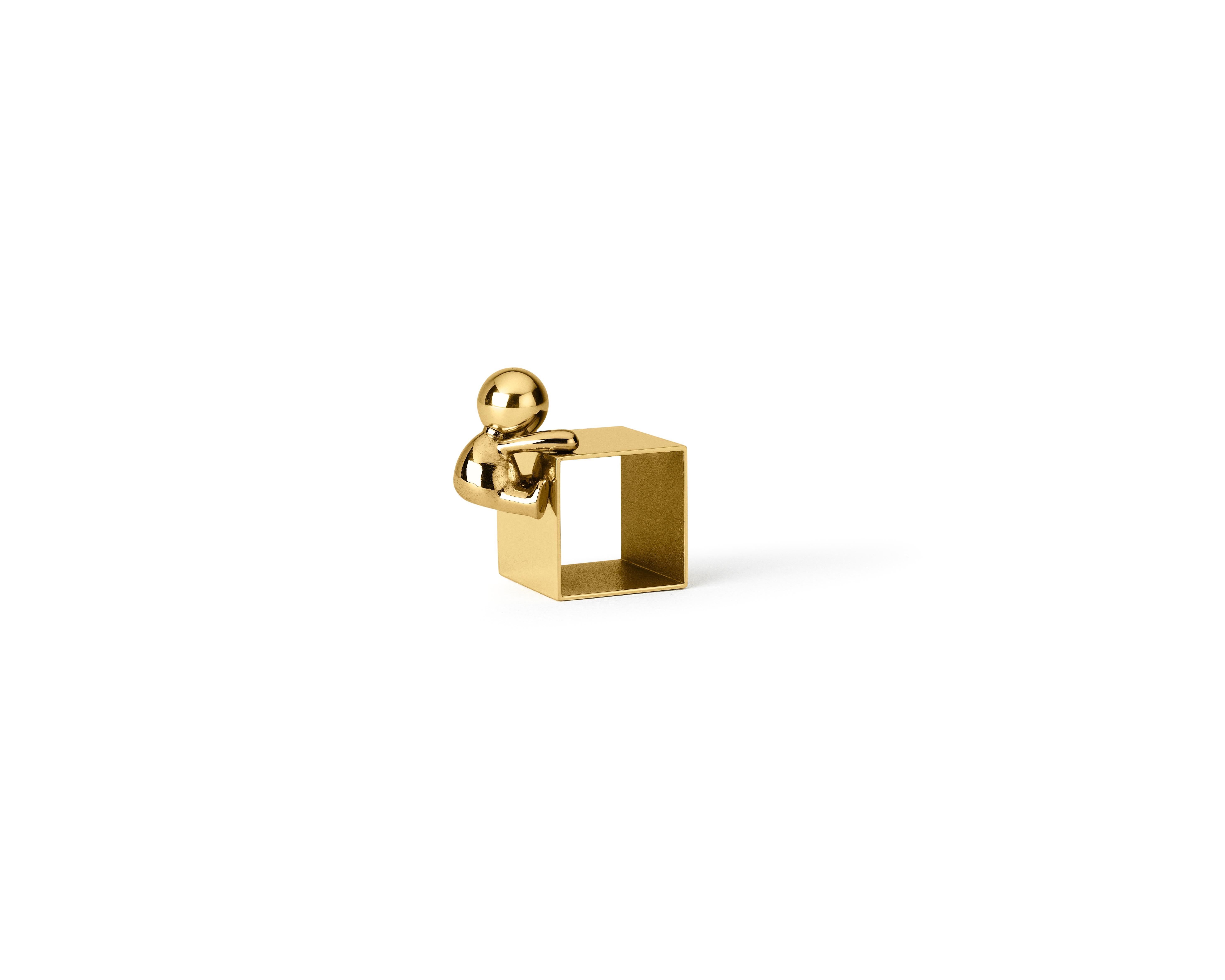 Napkin holder in brass
Omini is a family of products that plays on the inclusion and the relationship between the human figure with a series of monolithic objects from geometric and Minimalist design. Small lilliputians attack and animate the pure