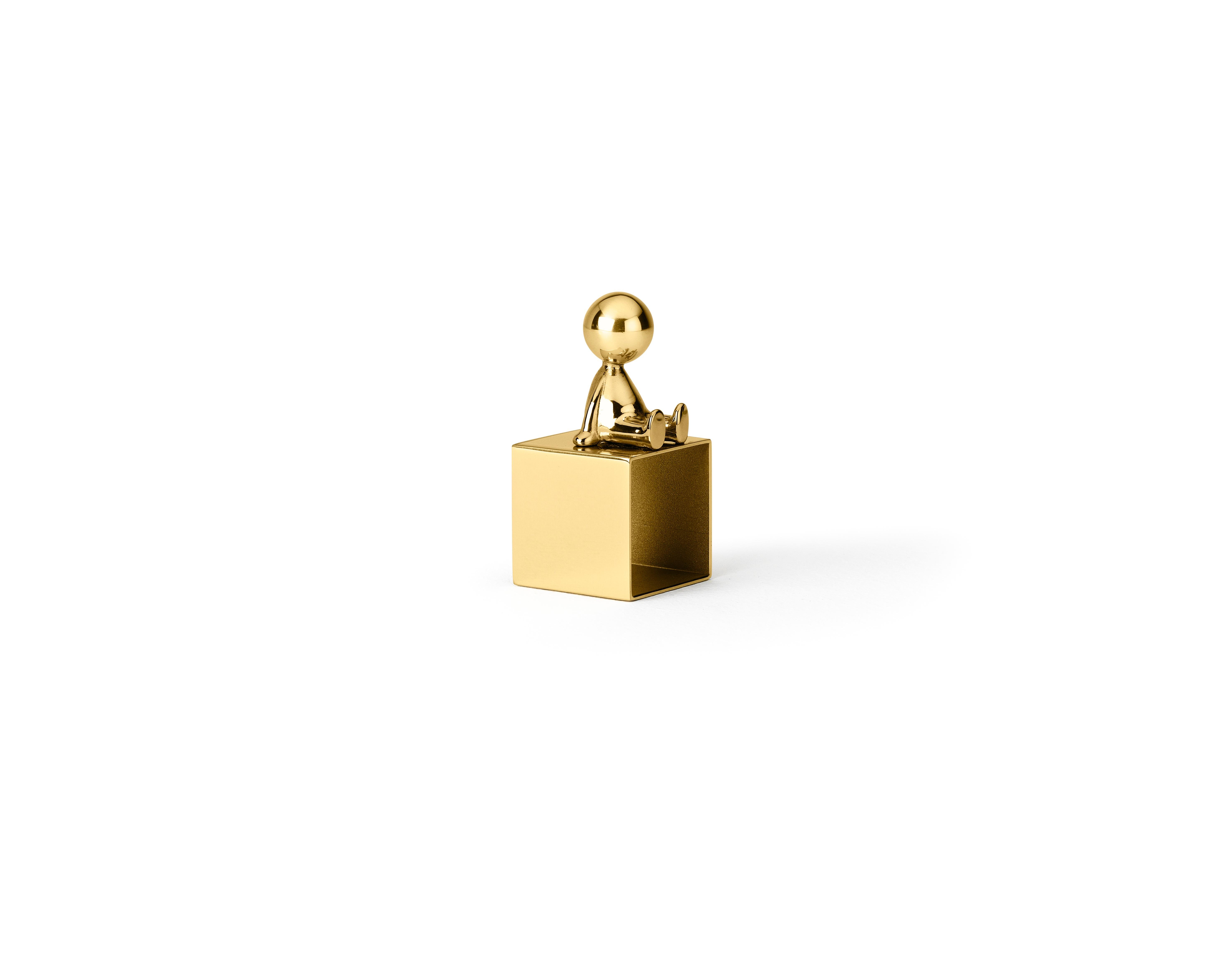 Napkin holder in brass
Omini is a family of products that plays on the inclusion and the relationship between the human figure with a series of monolithic objects from geometric and Minimalist design. Small Lilliputians attack and animate the pure