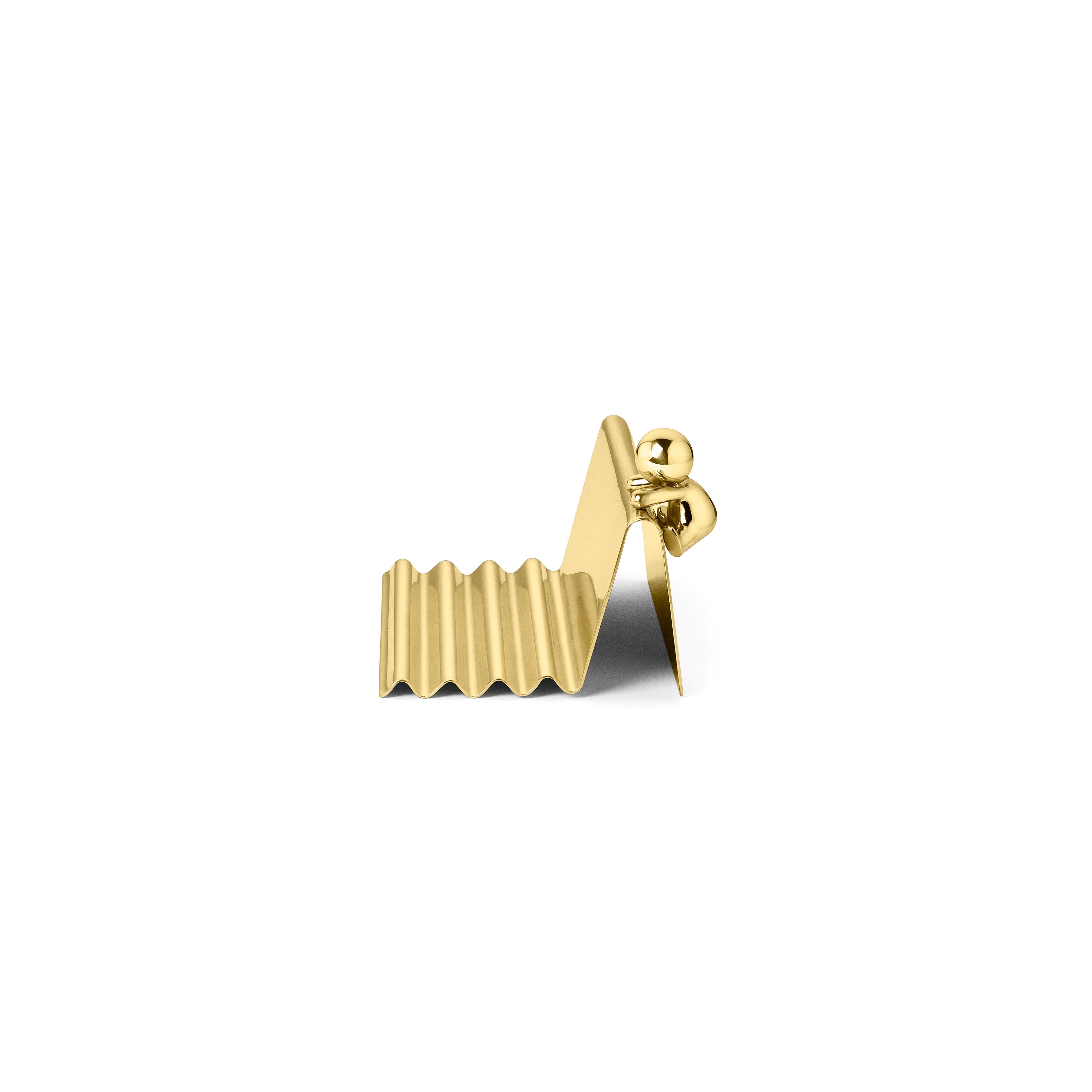 Pencils tray in brass
Omini is a family of products that plays on the inclusion and the relationship between the human figure with a series of monolithic objects from geometric and minimalist design. Small Lilliputians attack and animate the pure