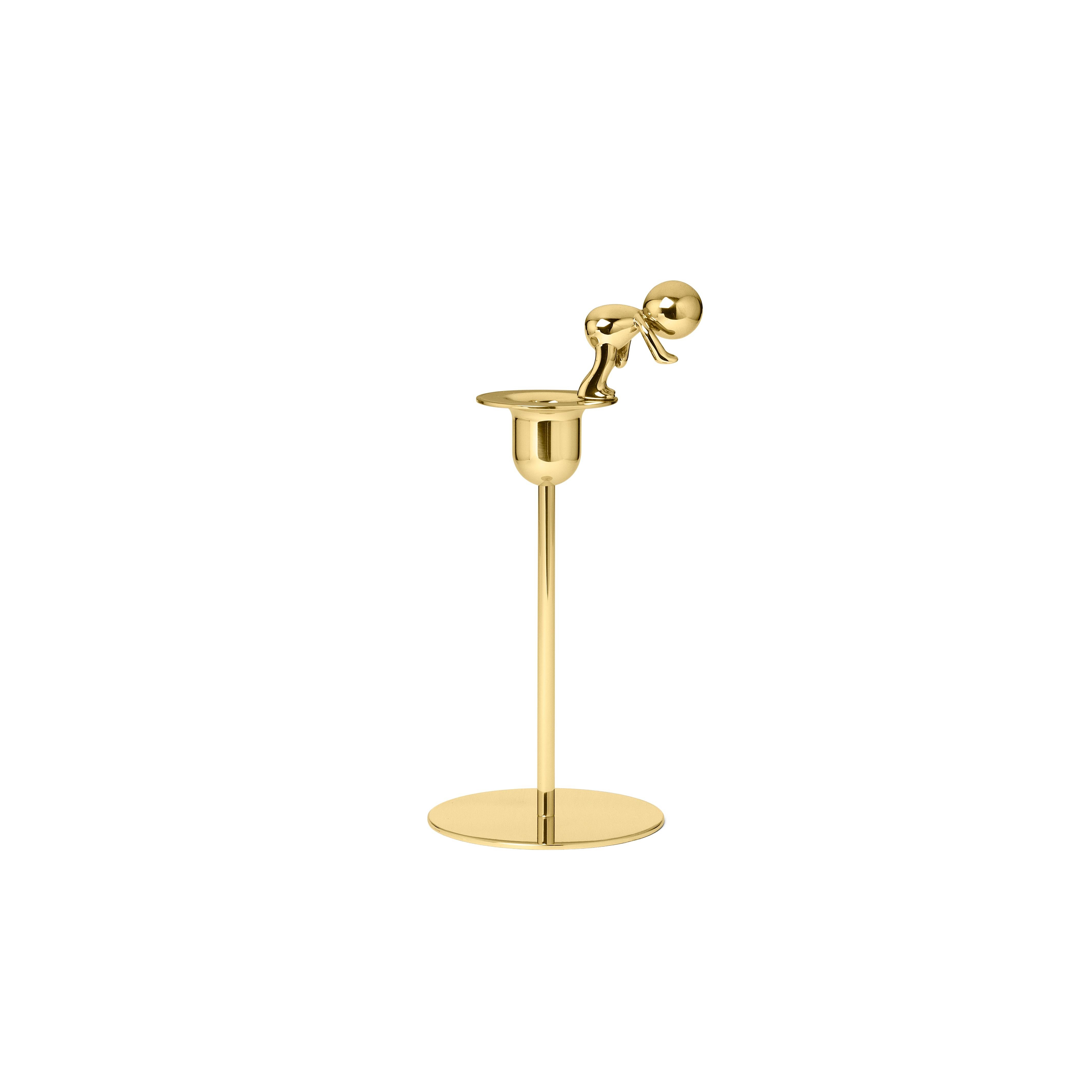 Portacandele in ottone
Omini è una famiglia di prodotti che gioca sull'inserimento e sul rapporto tra la figura umana e una serie di oggetti monolitici dal design geometrico e minimale. I piccoli lillipuziani attaccano e animano le forme pure degli