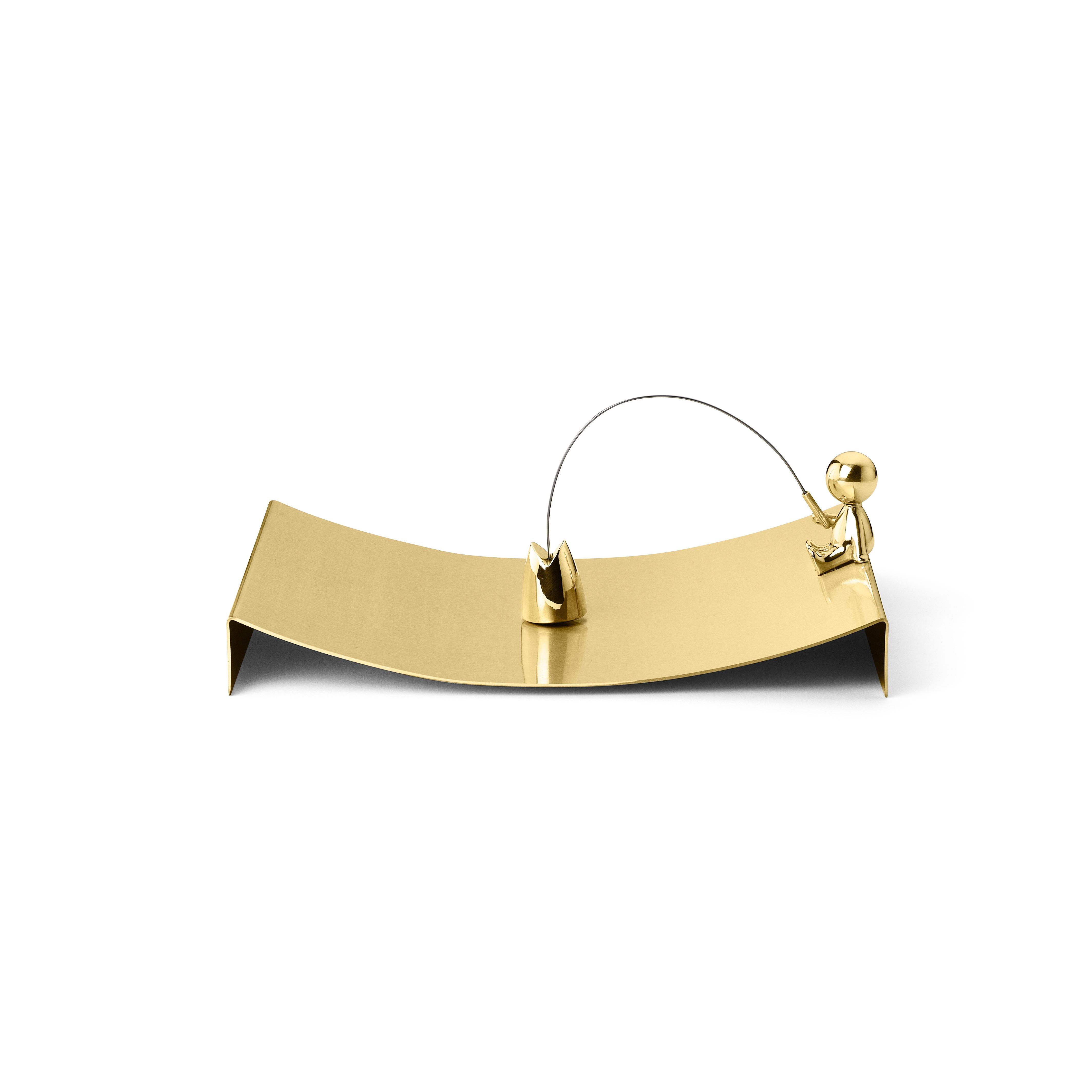 Napkins holder in brass
Omini is a family of products that plays on the inclusion and the relationship between the human figure with a series of monolithic objects from geometric and Minimalist design. Small Lilliputians attack and animate the pure