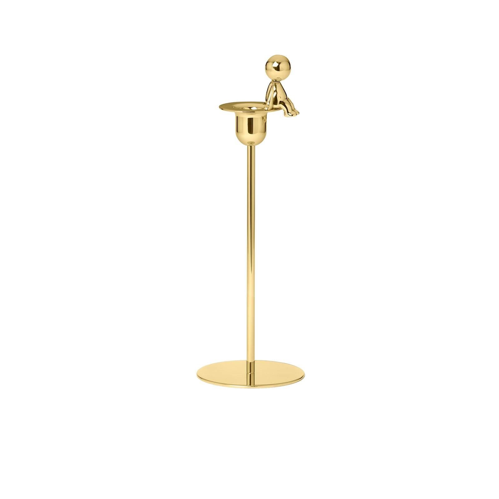 Candleholder in brass
Omini is a family of products that plays on the inclusion and the relationship between the human figure with a series of monolithic objects from geometric and minimalist design. Small Lilliputians attack and animate the pure