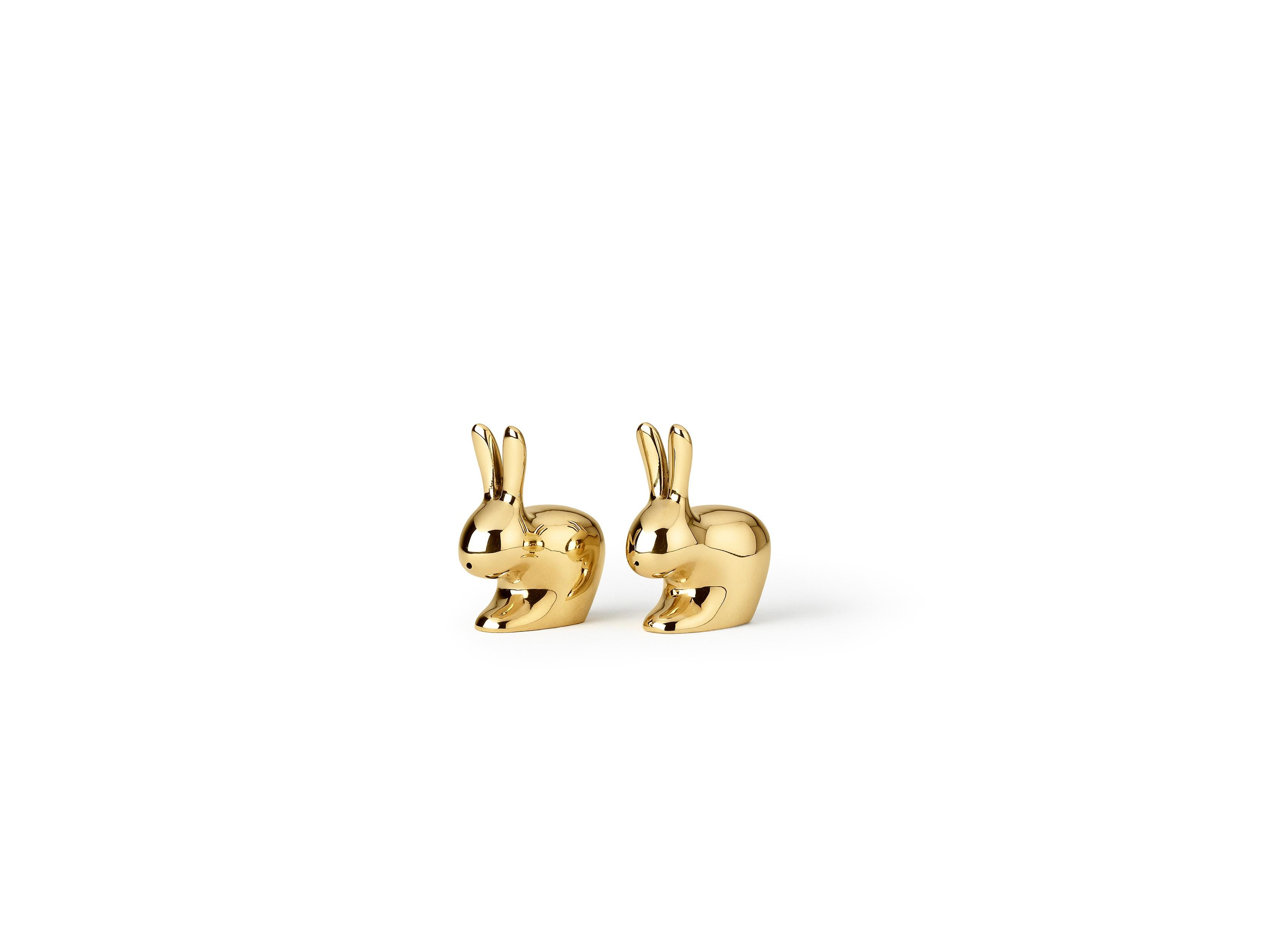 Salt and pepper in brass with PVD treatment
The rabbit is the latest iconic object I have designed.
For Ghidini it has turned into a family of precious metal objects: salt and pepper, paperweight and doorstopper. The rabbit is a gentle animal,