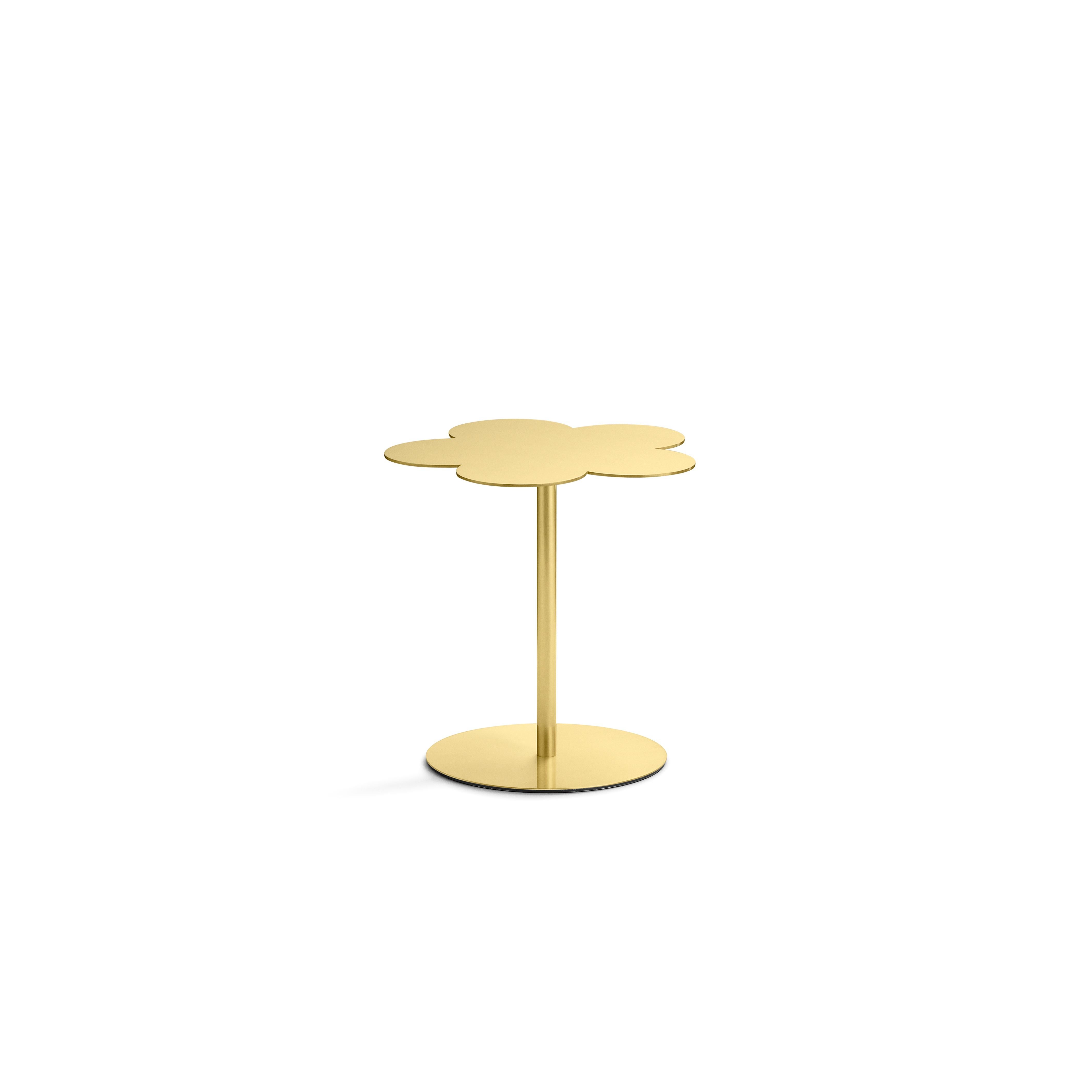 Petite table d'appoint en laiton.
L'élément naturel est au centre de ce projet de table basse dont la surface a la forme d'une fleur stylisée. Un triptyque d'éléments distincts qui reposent sur un pied circulaire et qui, étant donné les différentes