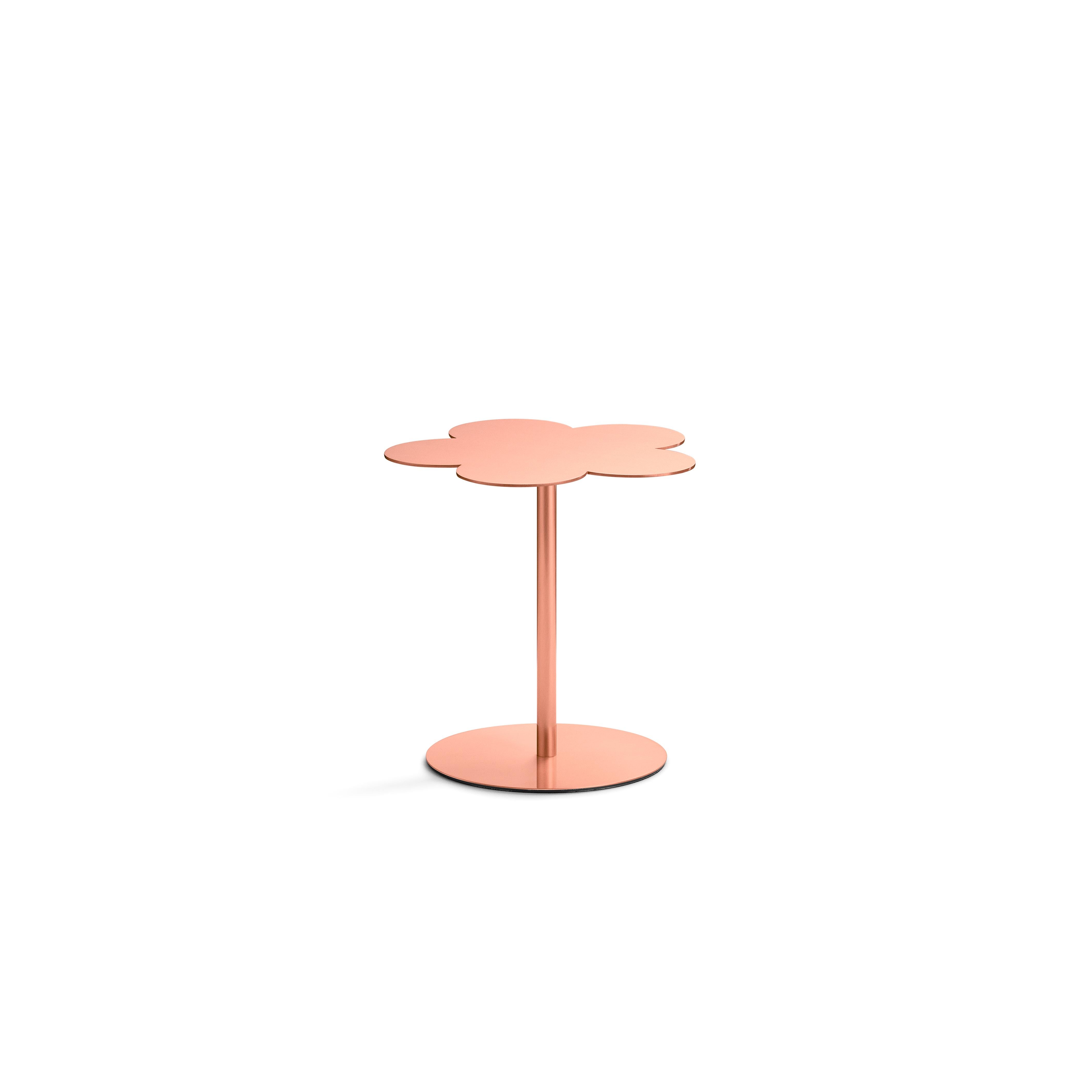 Petite table d'appoint en cuivre
L'élément naturel est au centre de ce projet de table basse dont la surface a la forme d'une fleur stylisée. Un triptyque d'éléments distincts qui reposent sur un pied circulaire et qui, étant donné les différentes