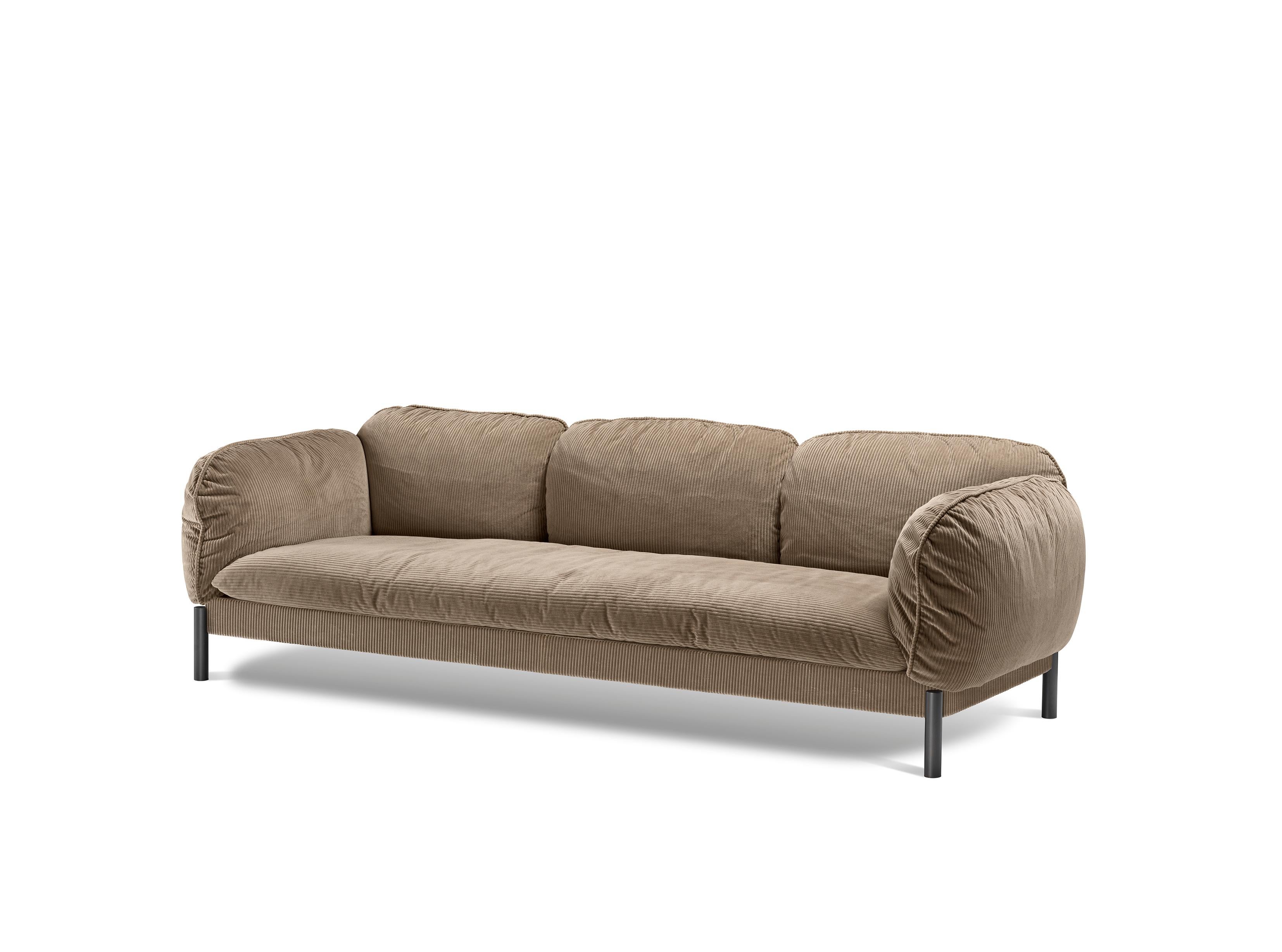Dieses weiche und einladende Sofa ist von den 1970er Jahren inspiriert, einem Jahrzehnt, das unsere Kultur durch Freiheit und Selbstentdeckung für immer verändert hat. Das Sofa lädt Sie in eine Welt der Fantasie ein, in der Sie sich bequem und