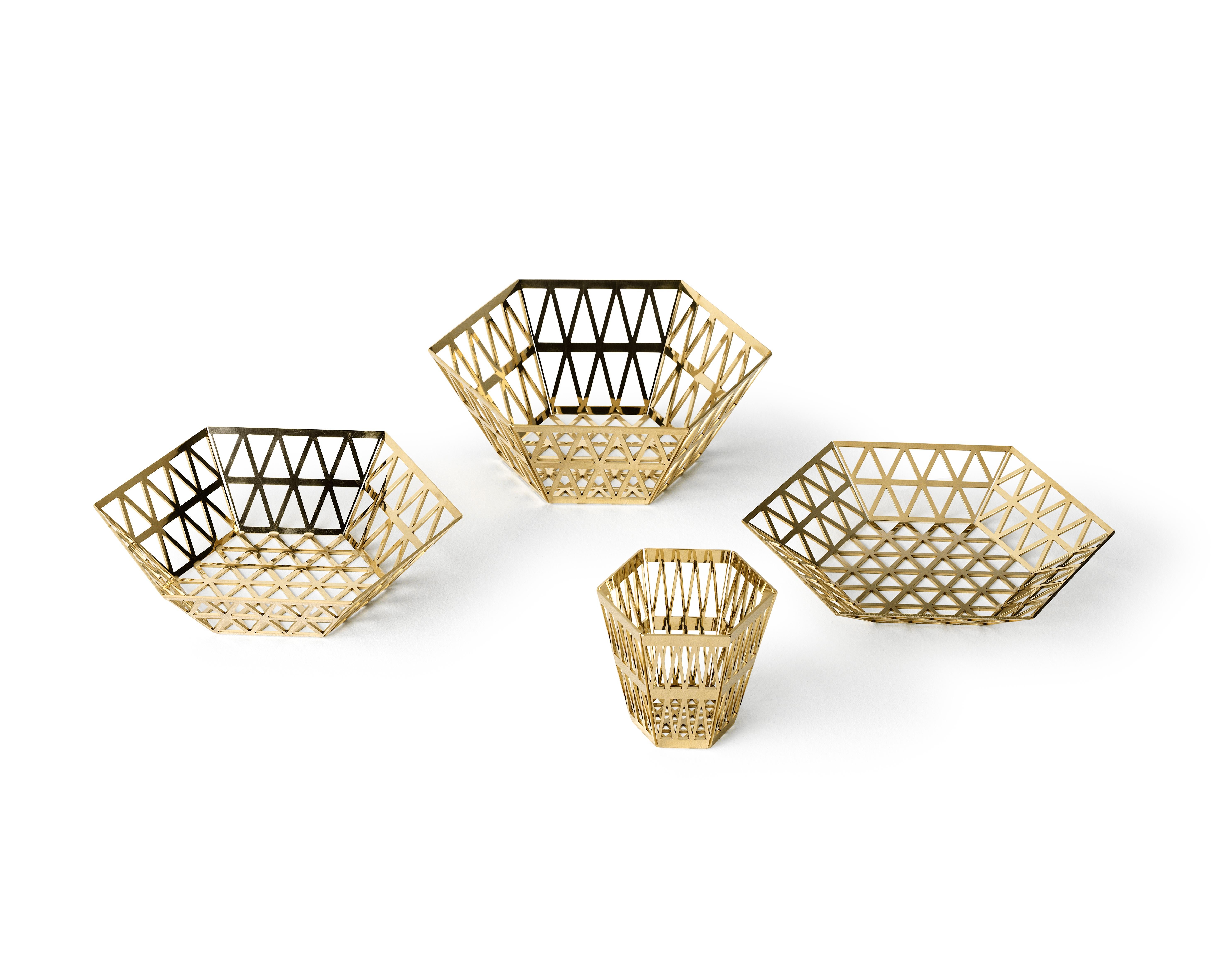 Flat tray in openwork steel
When you look at the top view of the Tip-Top series, all the triangles have the same size. In 3D these triangles have been stretched, which creates a very surprising hexagonal structure, applied to different