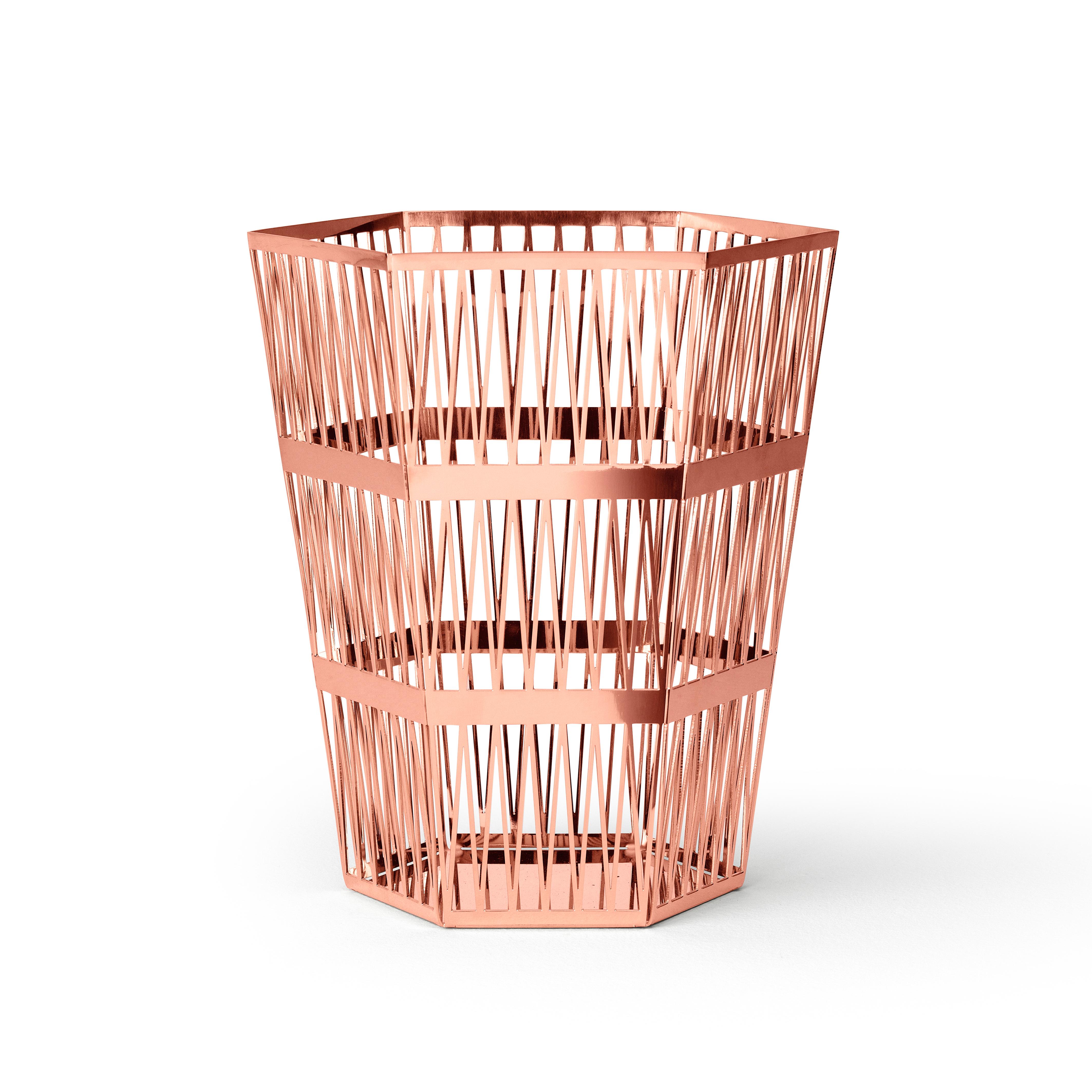 Large paper basket in openwork steel
When you look at the top view of the Tip-Top series, all the triangles have the same size. In 3D these triangles have been stretched, which creates a very surprising hexagonal structure, applied to different