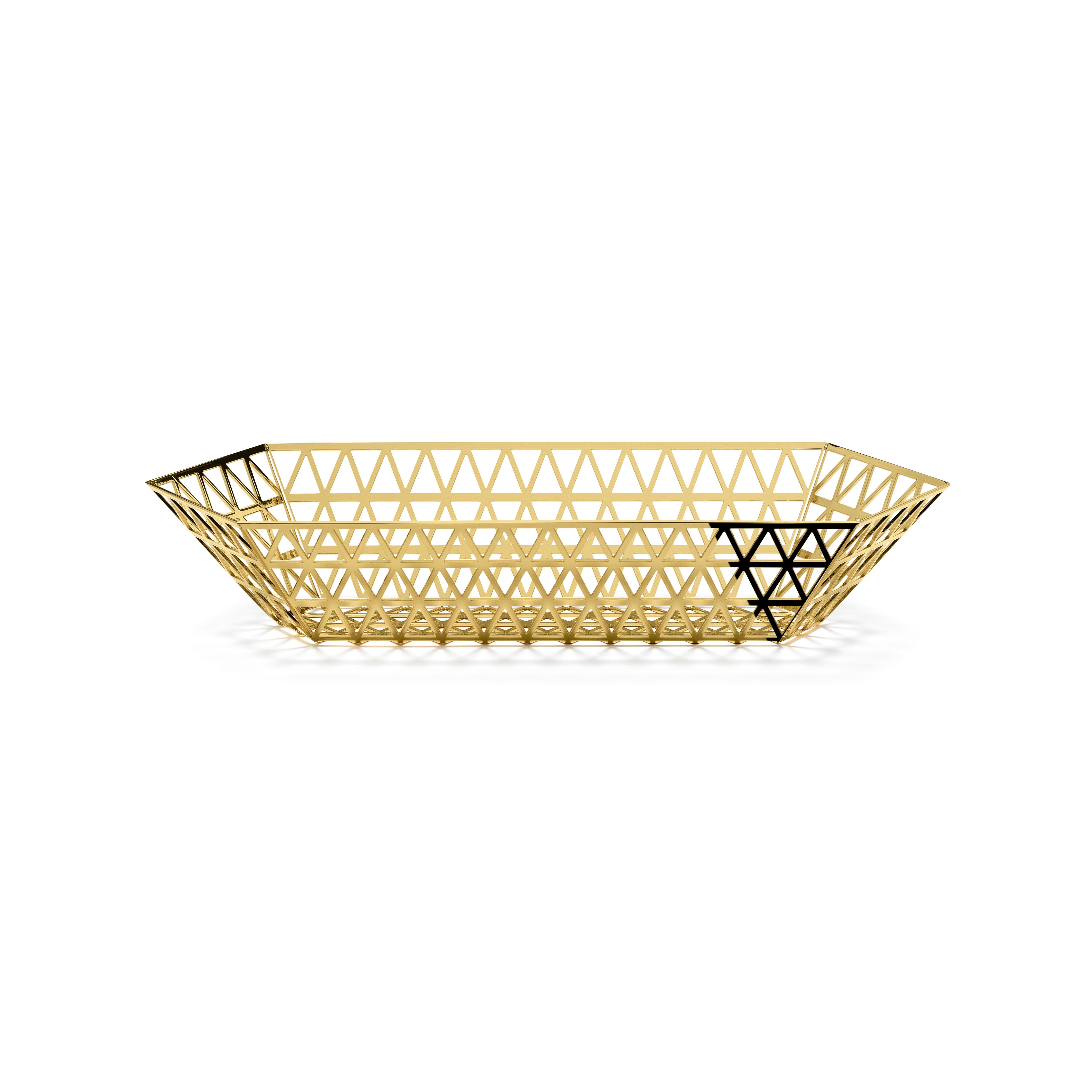 Limousine tray in stainless steel
When you look at the top view of the Tip-Top series, all the triangles have the same size. In 3D these triangles have been stretched, which creates a very surprising hexagonal structure, applied to different