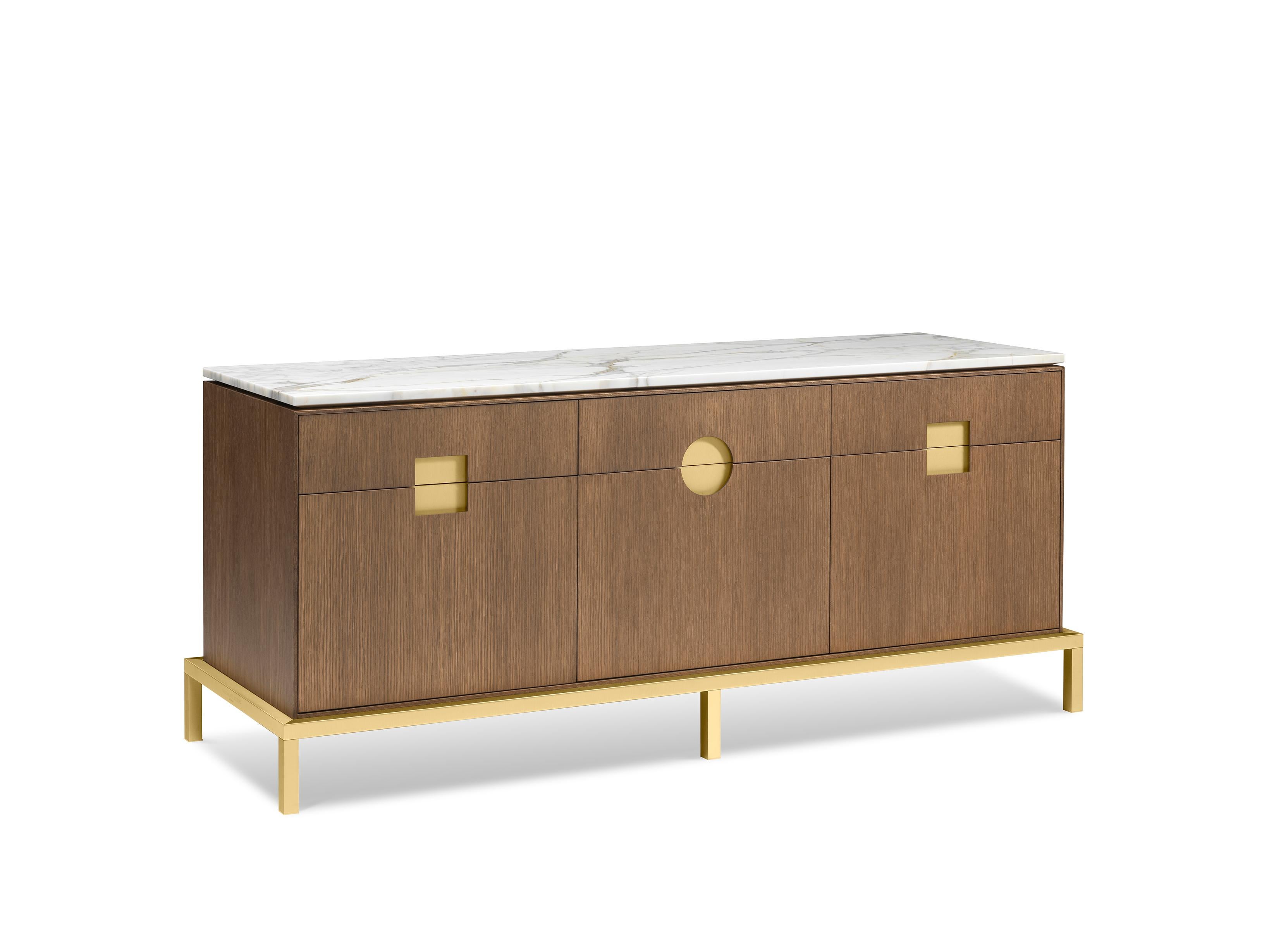 Elegante mobile dalle linee essenziali di sapore giapponese. L'esile struttura in essenza è contrastata da quattro sottili gambe in metallo dorato. Zuan è riconoscibile per il dettaglio del supporto, un quarto di cerchio di grande estetica e