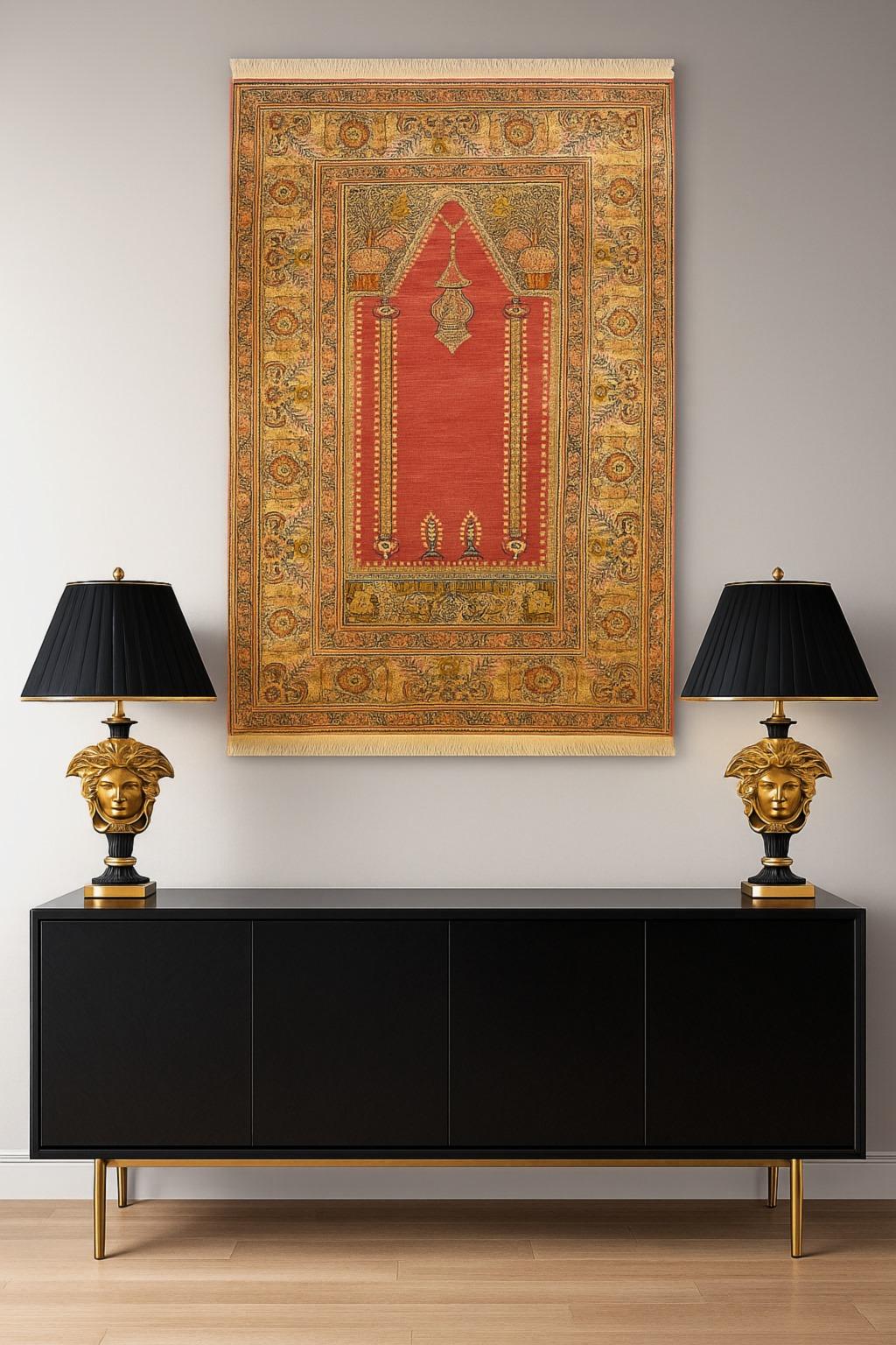 Sehr feiner türkischer Gebetsteppich aus reiner Seide Ghiordes 

Eleganz aus der Jahrhundertmitte  Handgeknüpft in der Türkei  100% feine Bursa-Seide
Abmessungen: 130 x 80 cm (ca. 51 x 31,5 Zoll)  4,3 x 2,6 Fuß)

Dieser raffinierte