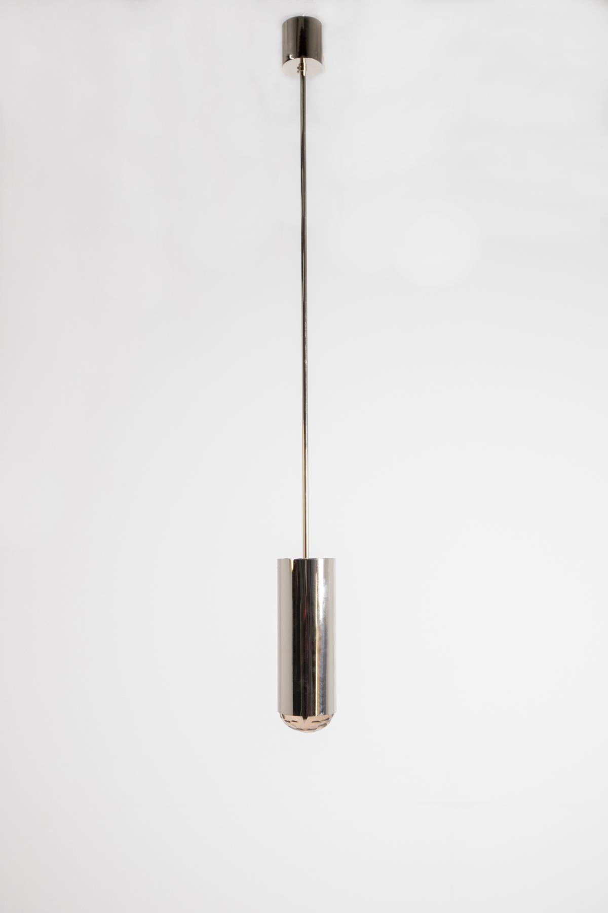 Contemporary pendant made by master glassmaker Domenico Ghirò from 2020. Its refined and innate elegance given by its sobriety of form, gives the environment circumstances elegance and sophistication. Ghirò pendant is made of nickel-plated brass