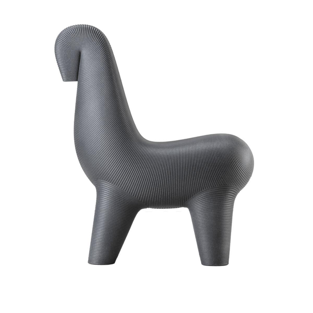 Ghoda Chair è una seduta dalla presenza fisica energica. La poltrona si è evoluta dall'opera più iconica di Satyendra Pakhalé, il B. A. B.. Famiglia di cavalli creata nel 2000 in edizione limitata in bronzo. La Ghoda Chair fa riferimento alla sua