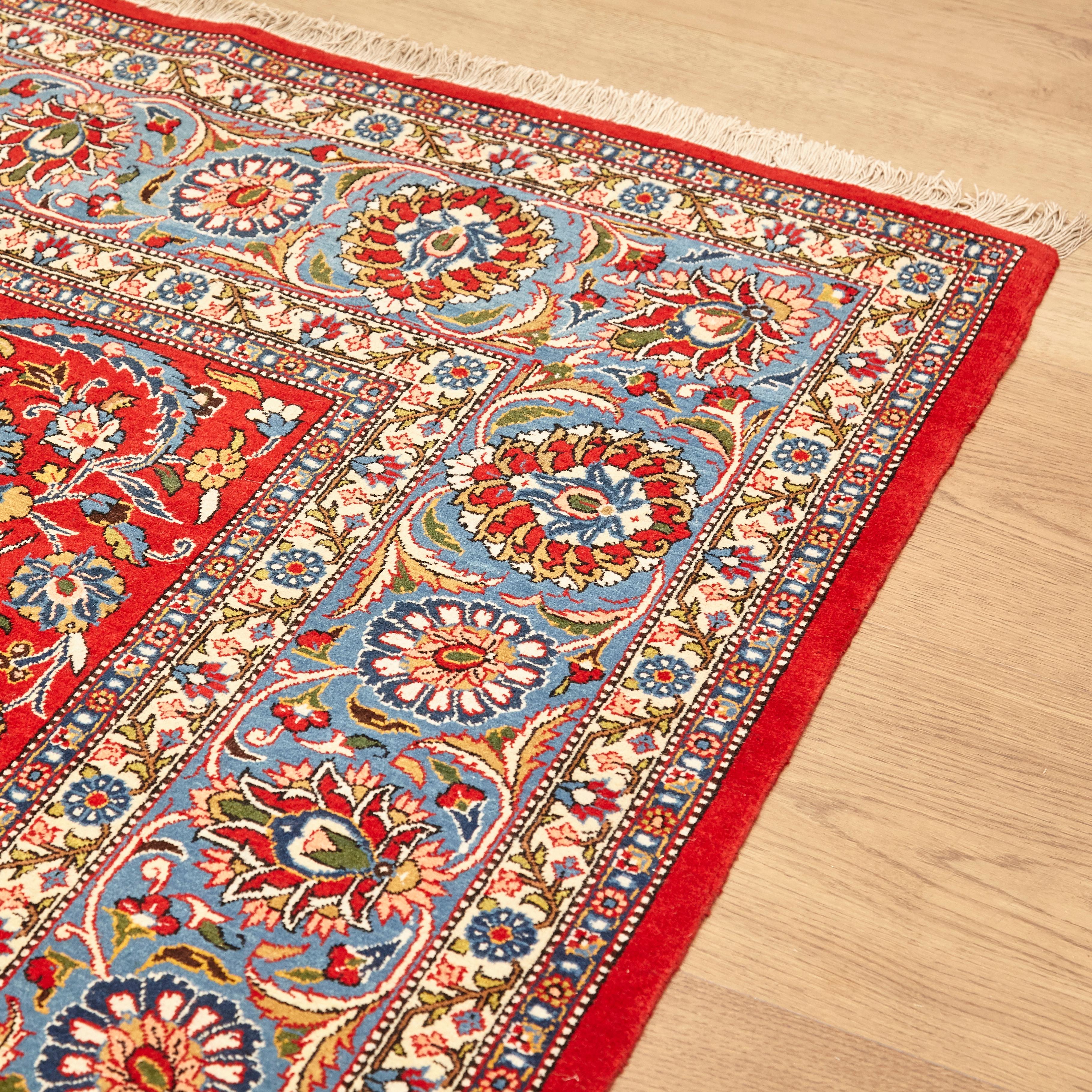 Ghom wool rug
Iran, 1950
Measures: 282 x 396 cm.