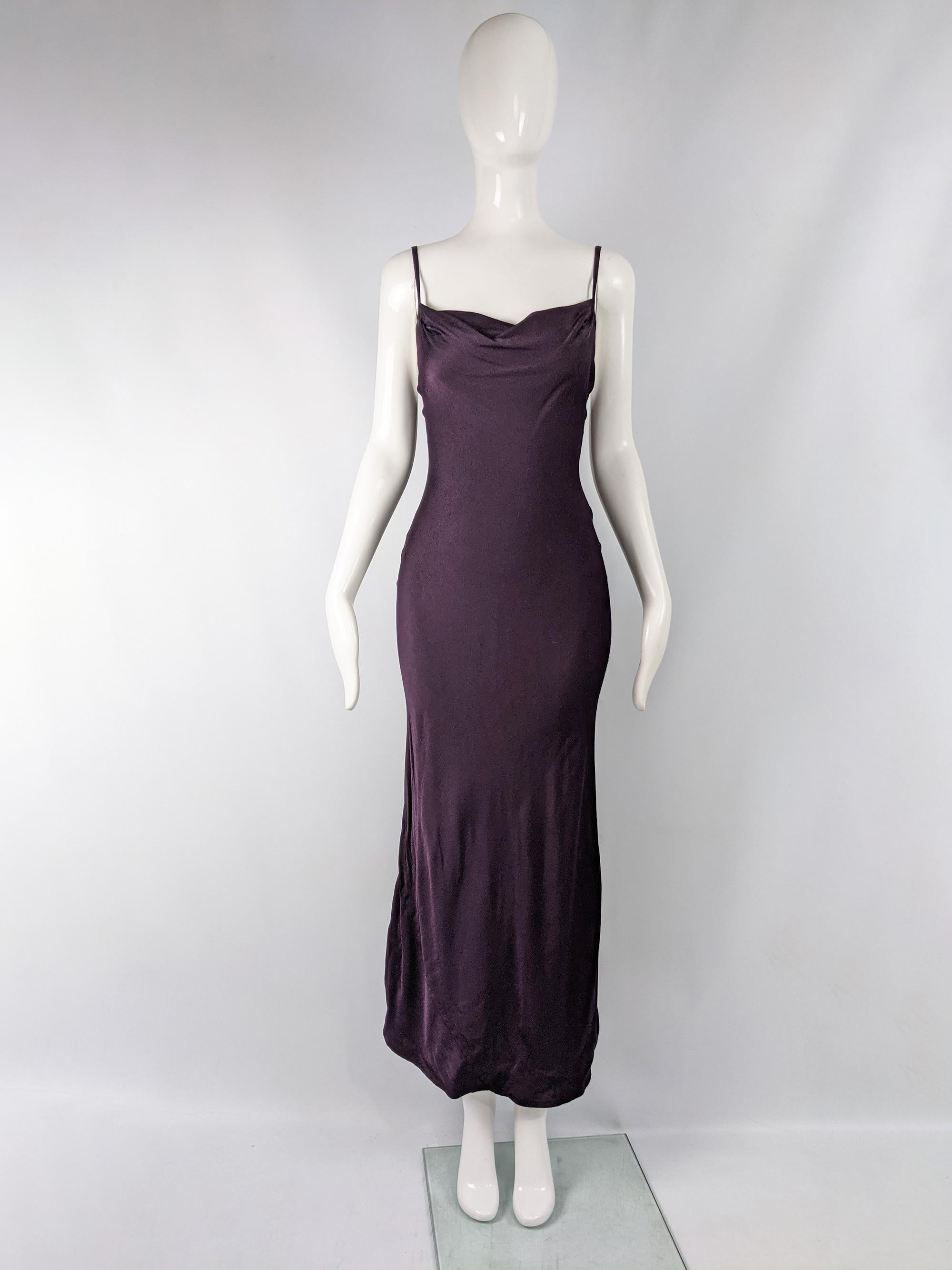 Ein wunderschönes Vintage-Abendkleid für Damen aus den 1990er Jahren des britischen Kultlabels Ghost (vor dessen Übernahme). Aus schräg geschnittener auberginefarbener Viskose-Charmeuse:: die einen unglaublichen Faltenwurf ermöglicht. Das