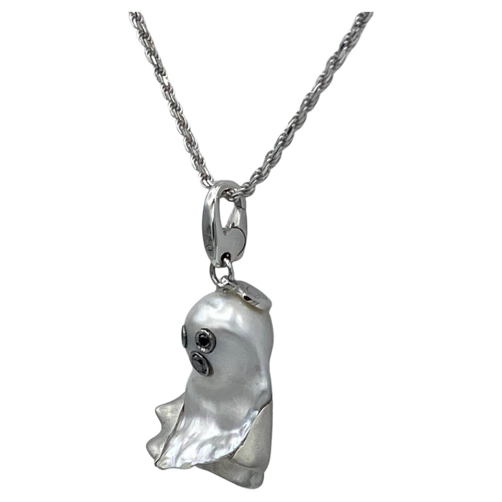 Ghost Australian Pearl Black Diamond 18Kt Gold Charm/Pendant Necklace Made in Italy
This is a little ghost made with an Australian pearl with a particular shape.
His coat is made from the pearl itself and to which I added a piece made of