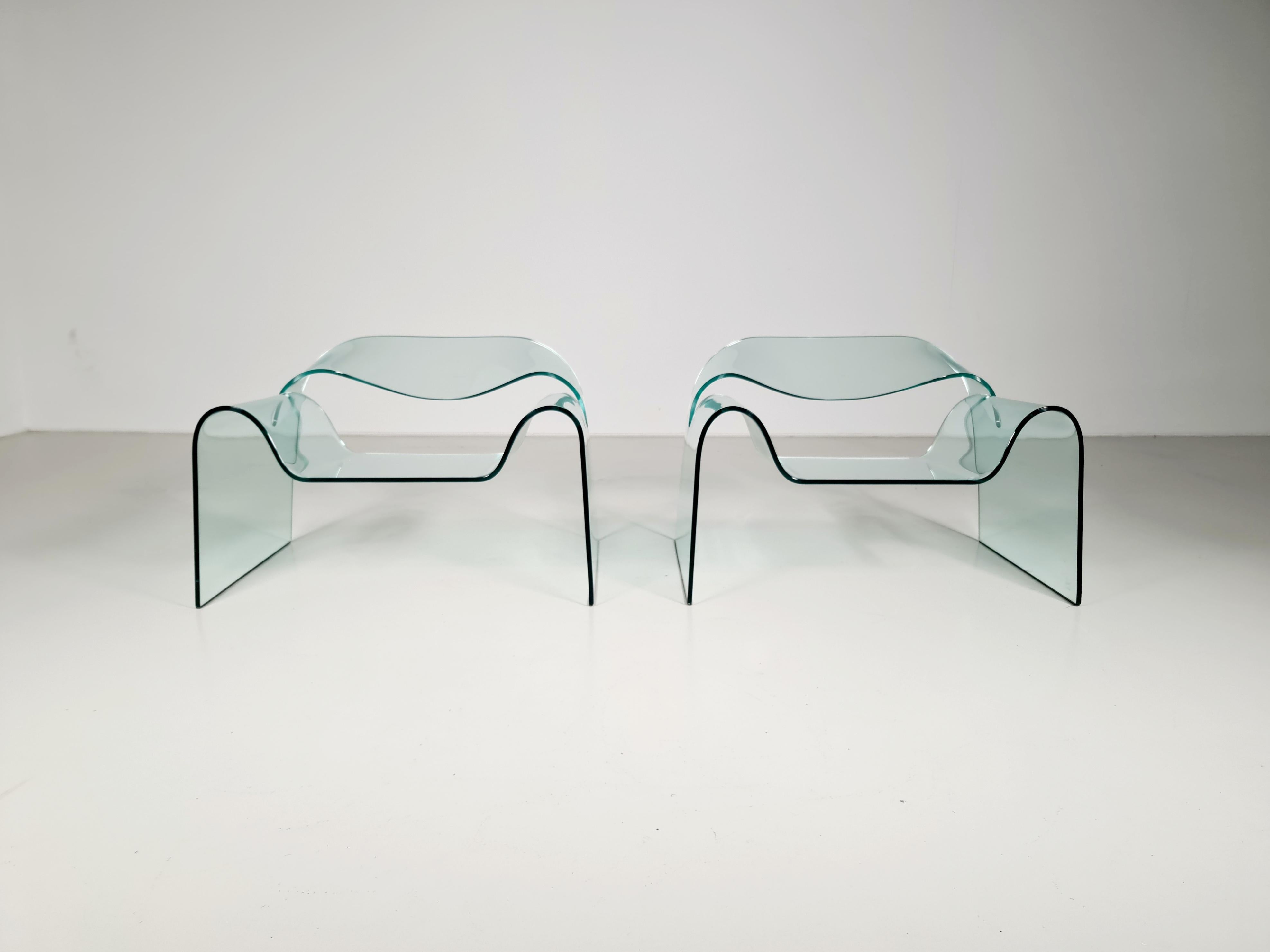 Ghost chair designed by Cini Boeri and Tomu Katayanagi and manufactured by Fiam, Italy, 1980s. This fantastic transparent 12mm glass chair was made of thick curved & hardened glass and has a load capacity of 150 KG. This chair is a true sculpture by