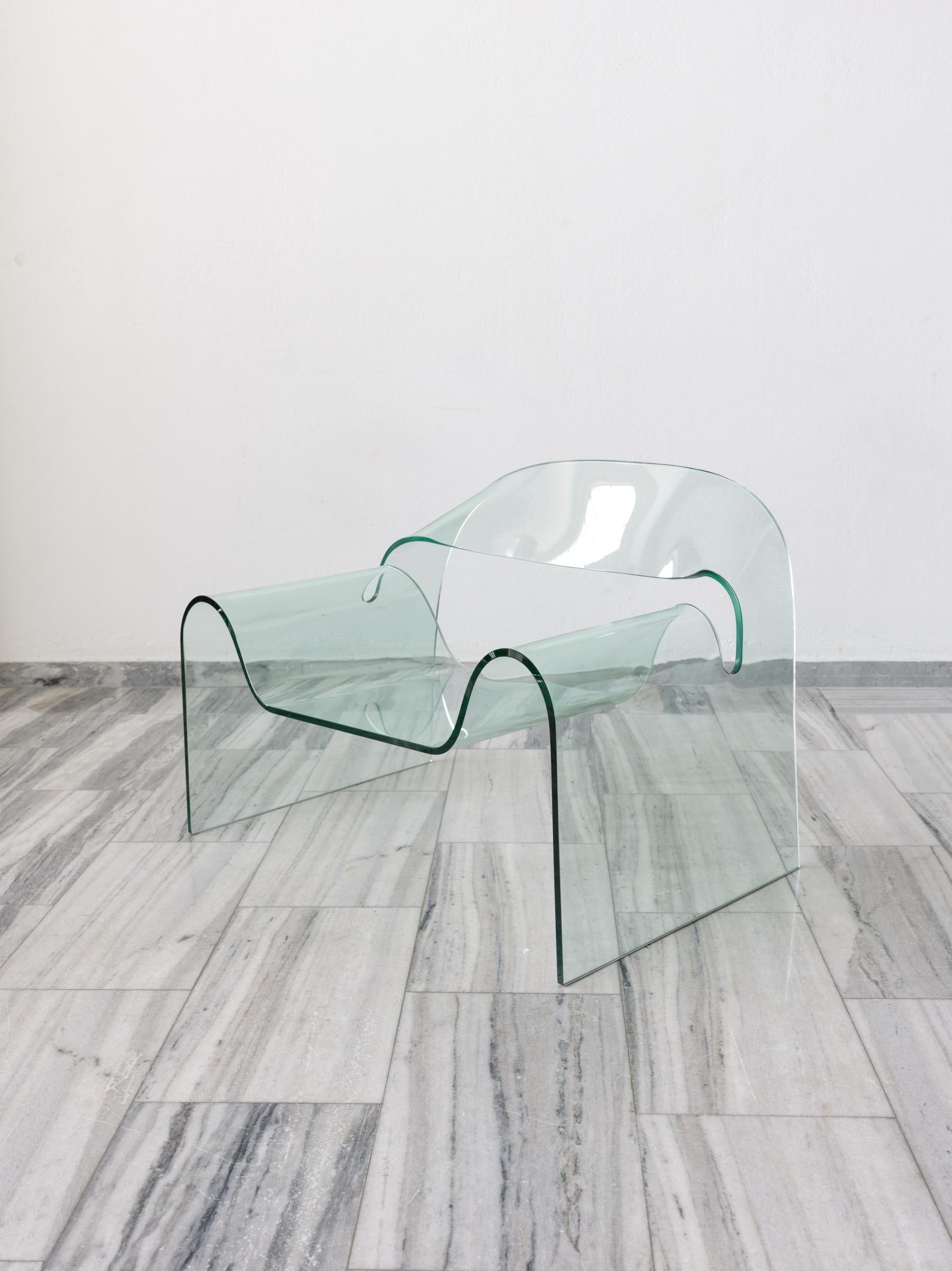 Silla monolítica Ghost diseñada por Cini Boeri para Fiam, 1987 Italia.
Ghost se presentó por primera vez en el Salón del Mueble de Milán en 1987 e inmediatamente ganó un premio en un concurso convocado por la revista 