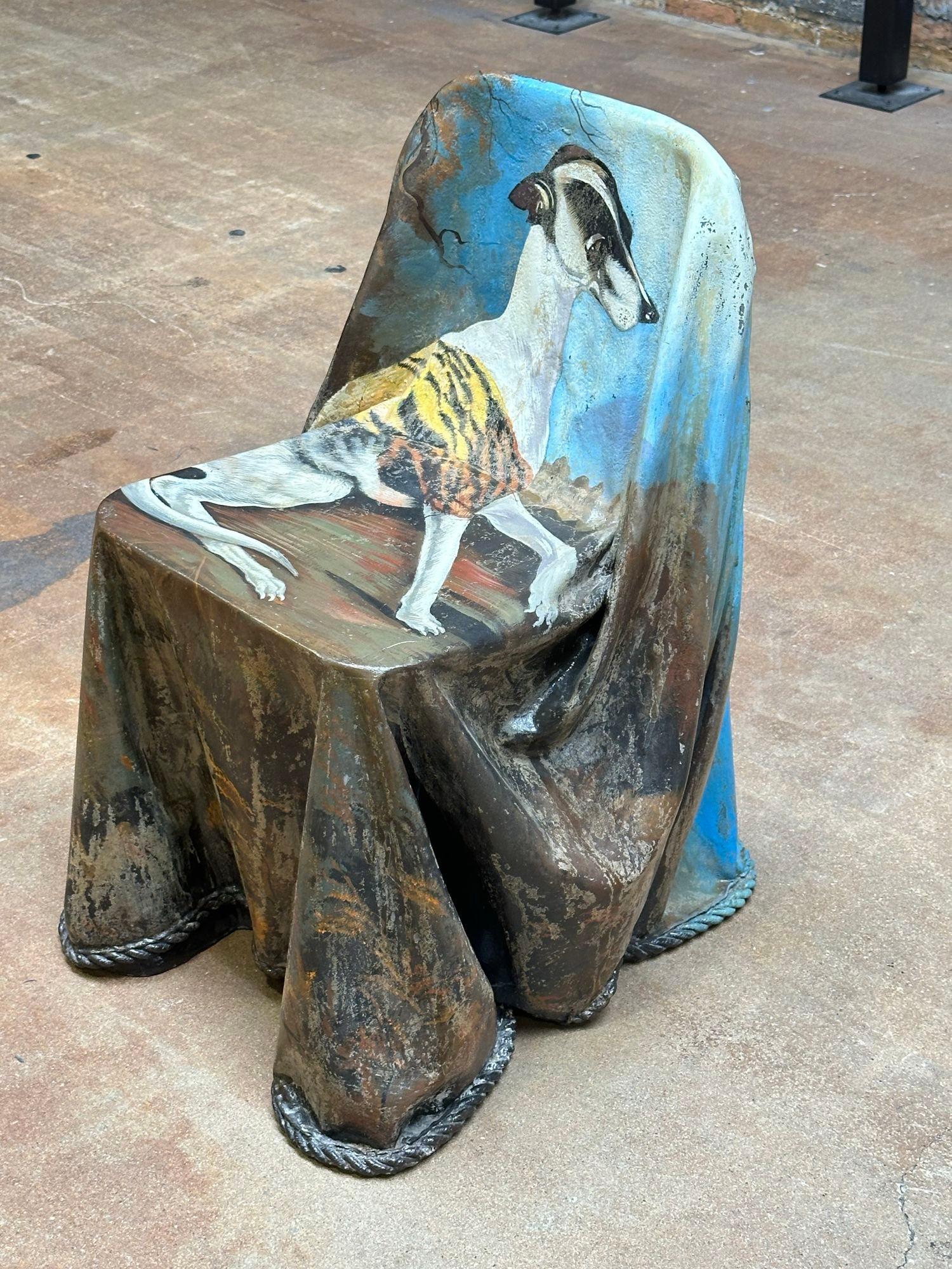 Chaise de drapier fantôme avec chien peint par Reginald Baxter, 1970. La chaise est fabriquée en fibre de verre et peinte à la main.
Mesures