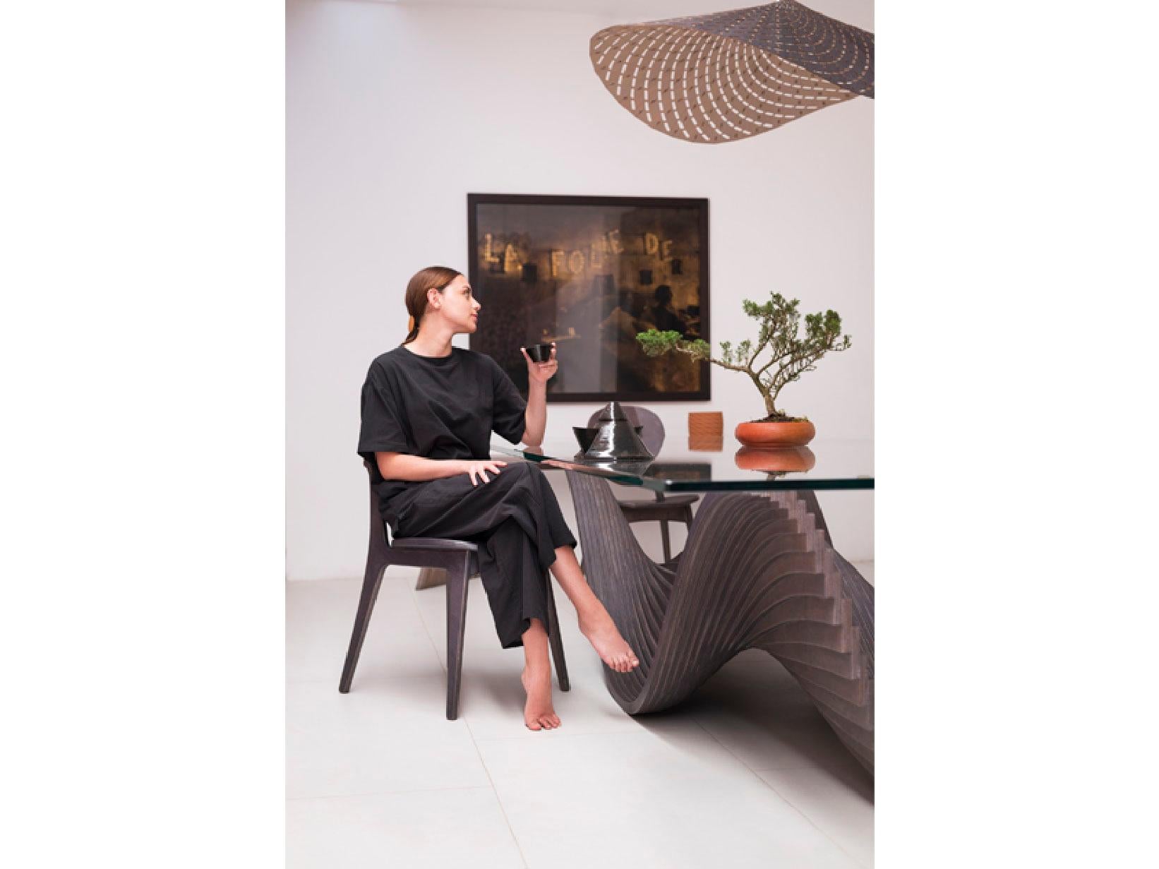 La table de salle à manger Ghost Medium est un mélange frappant de design moderne et de fonctionnalité, fabriqué de manière experte à partir de contreplaqué stratifié de haute qualité. Cette table présente une esthétique épurée et minimaliste avec