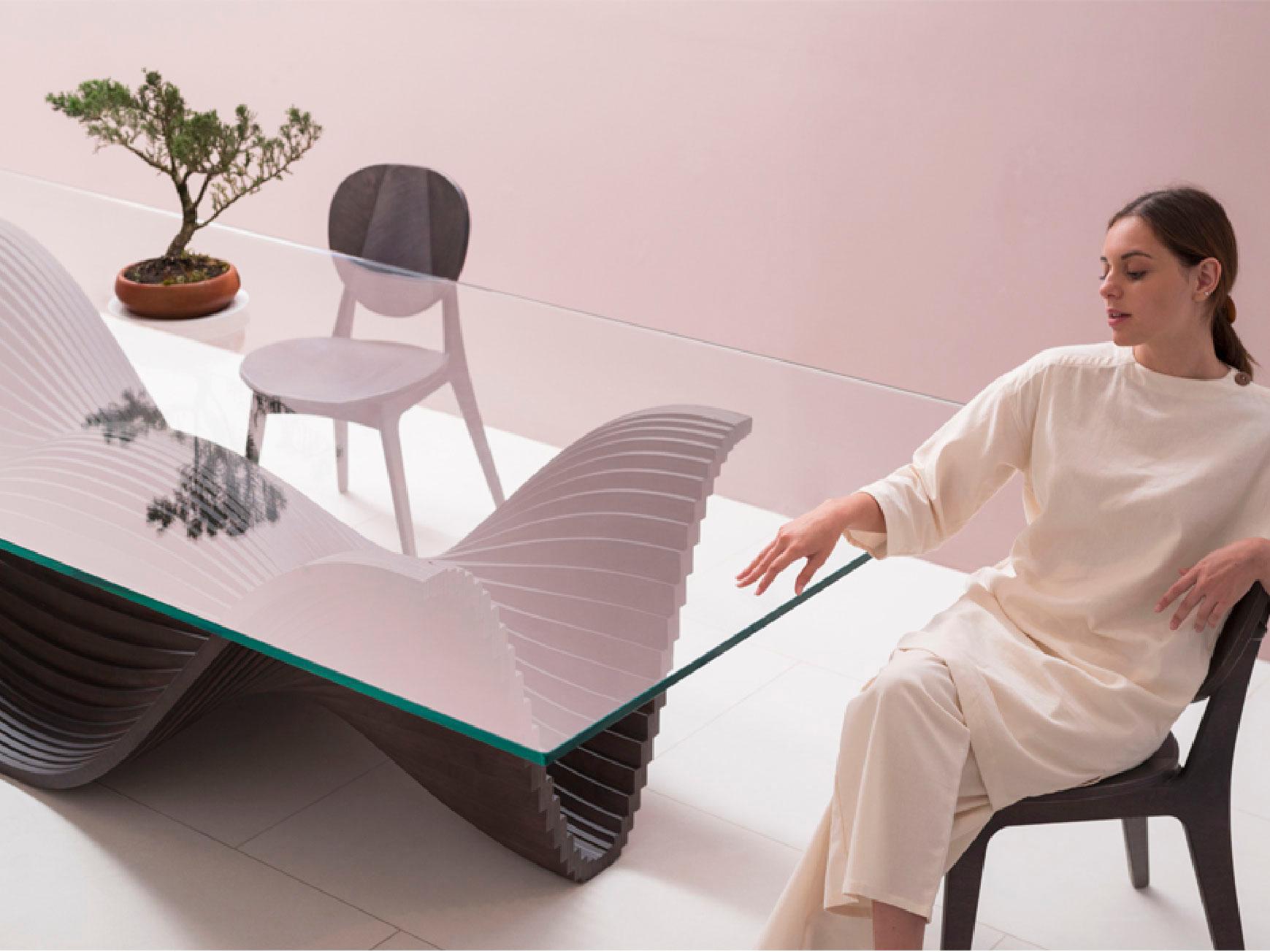 Doré Table moyenne Ghost par Piegatto, une table de salle à manger contemporaine en vente