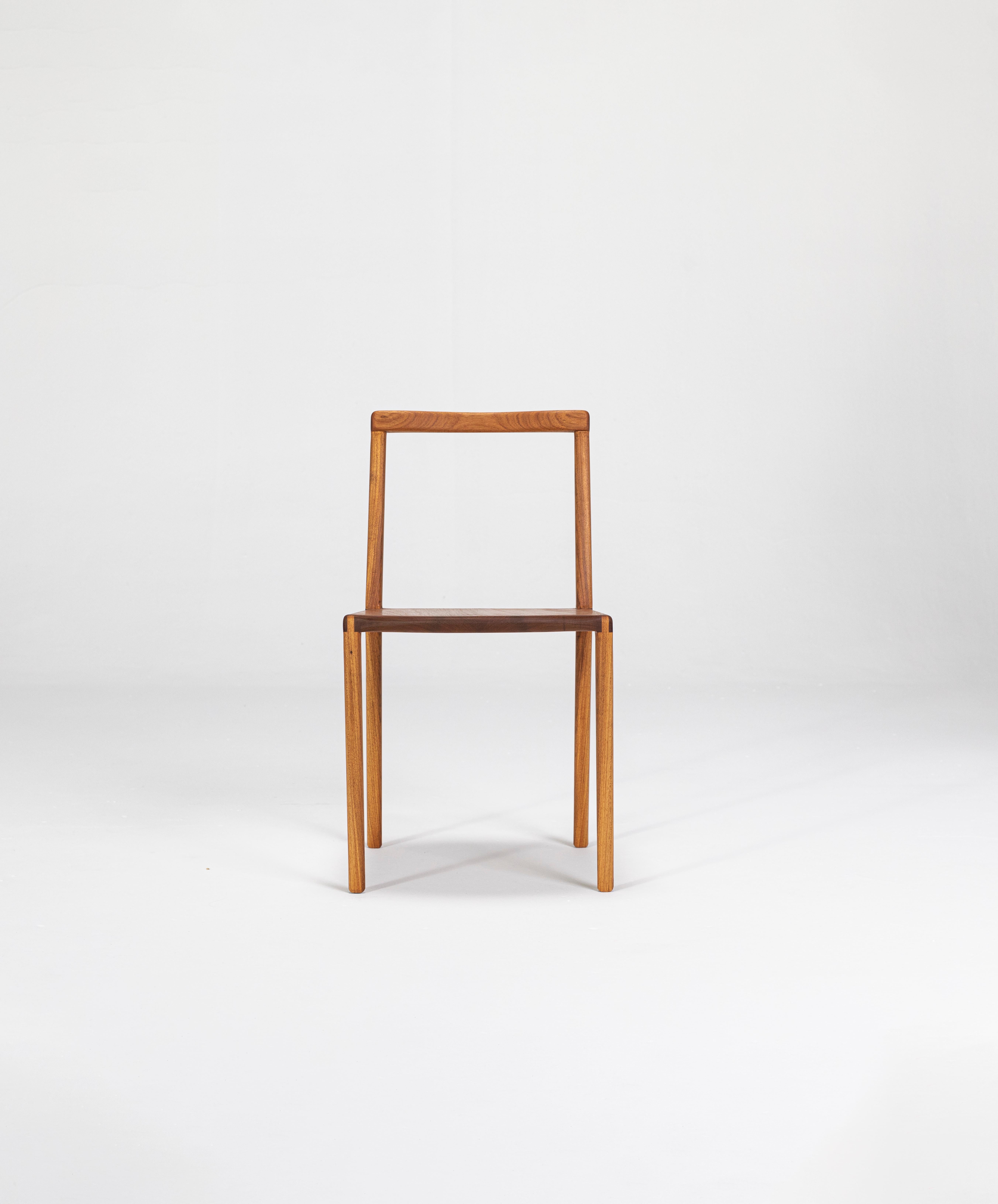 Sedia Gi di Estudio Prosa
Dimensioni: L. 45 x P. 45 x H. 85 cm
Materiali: Wood. 

Lo studio Prosa è uno spazio formato da architetti, designer e falegnami che cercano il miglior sviluppo nella coesistenza delle loro aree, dei progetti per gli spazi