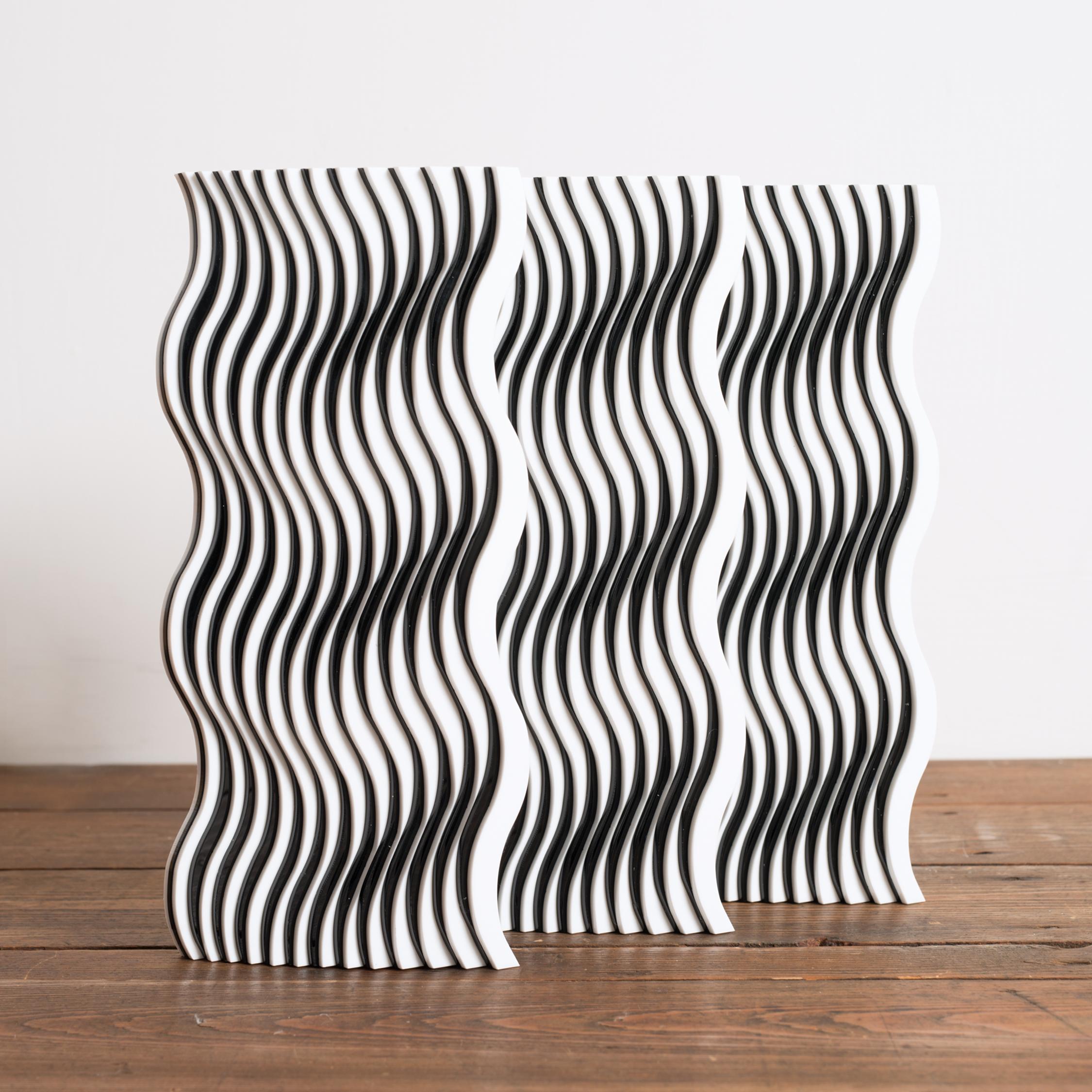 Laissez-vous séduire par la sculpture noire et blanche - Op Art Sculpture par Giò Schiano 