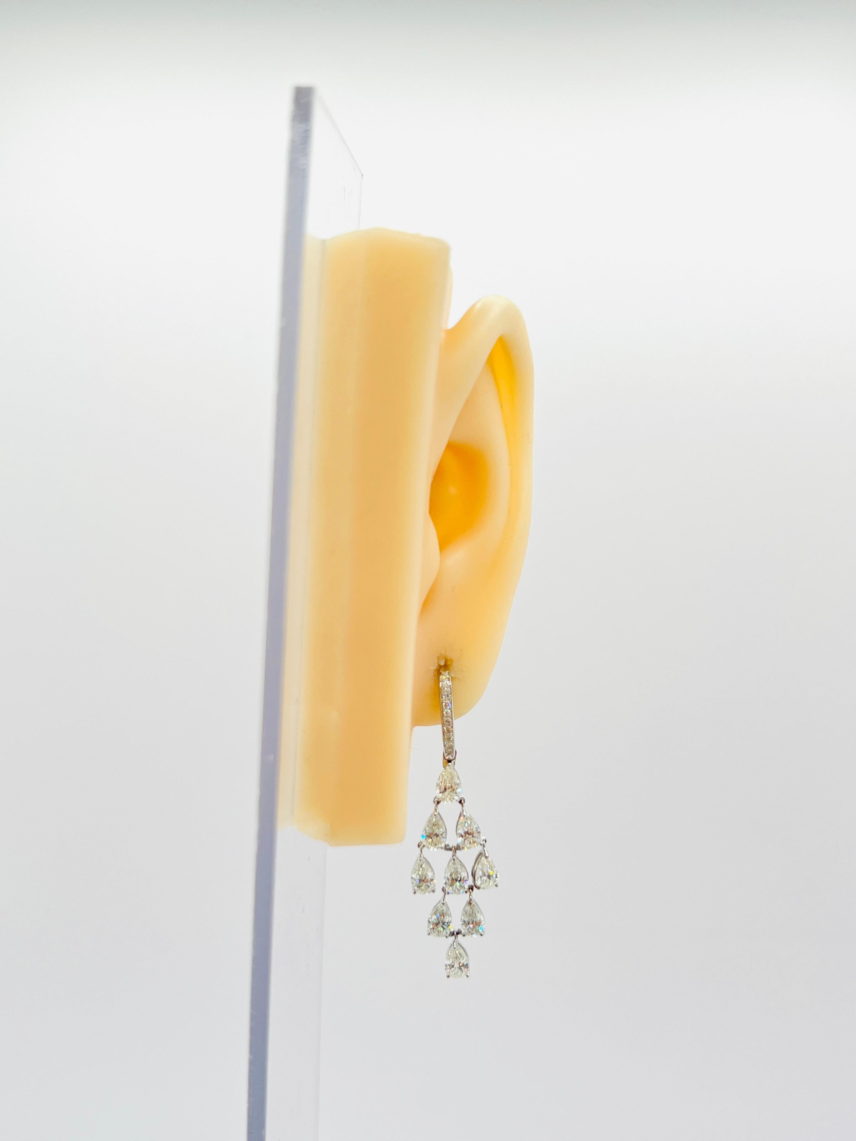 Schöne 5,55 ct. H VS-SI weiße Diamanten in Birnenform und 0,10 ct. kleine weiße Diamanten in runder Form.  Insgesamt 18 Steine, jeder Stein hat 0,30 ct.  Handgefertigt aus 18 Karat Weißgold.  GIA-Zertifikate sind im Lieferumfang enthalten.