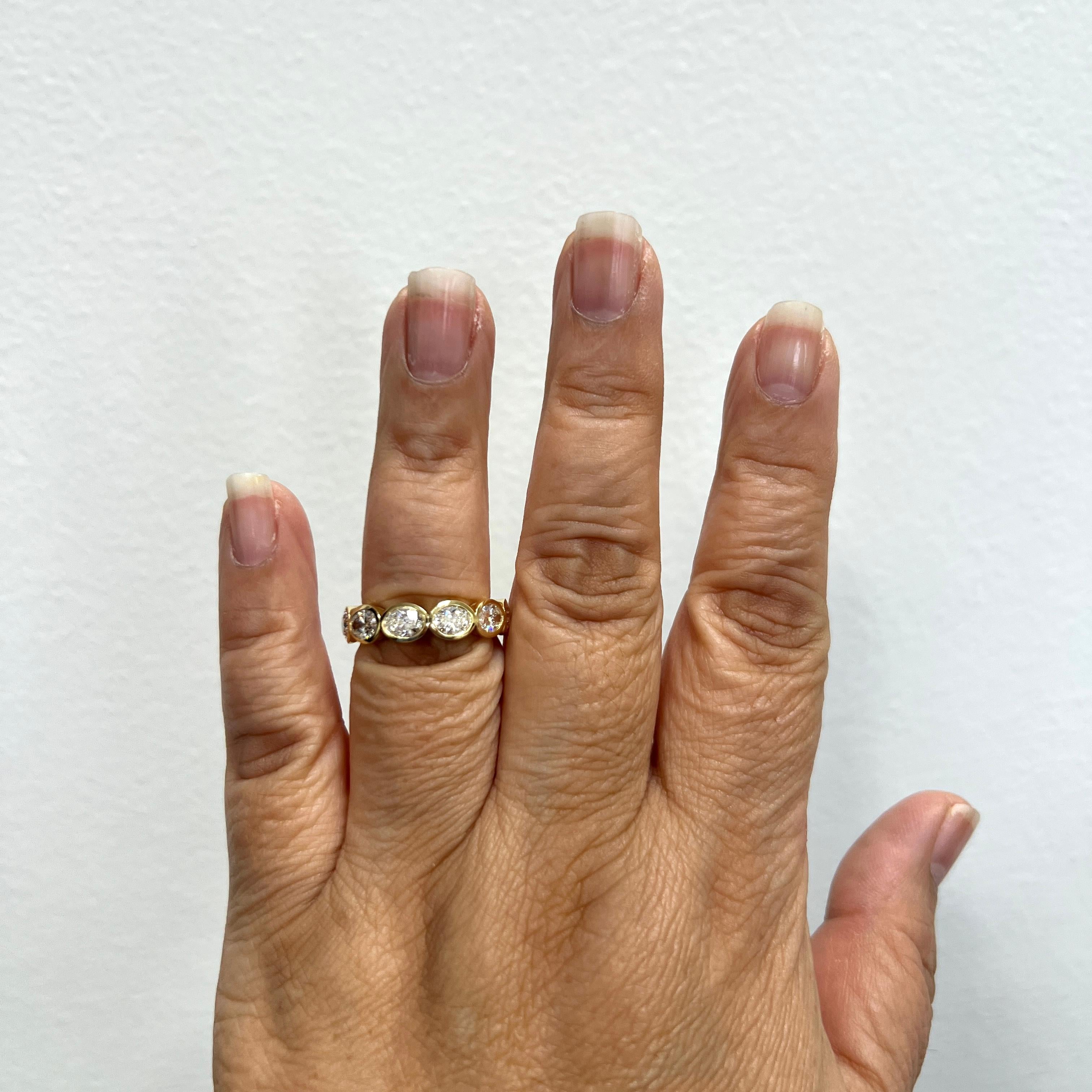 Splendido esemplare da 3,30 ct. Ovali di diamanti bianchi HI VVS-SI.  In totale 11 pietre, ognuna di 0,30 ct.  Realizzato a mano in oro giallo 18 carati.  Misura dell'anello 6,75.  Ogni pietra è accompagnata da un certificato GIA.  

Abbiamo anche