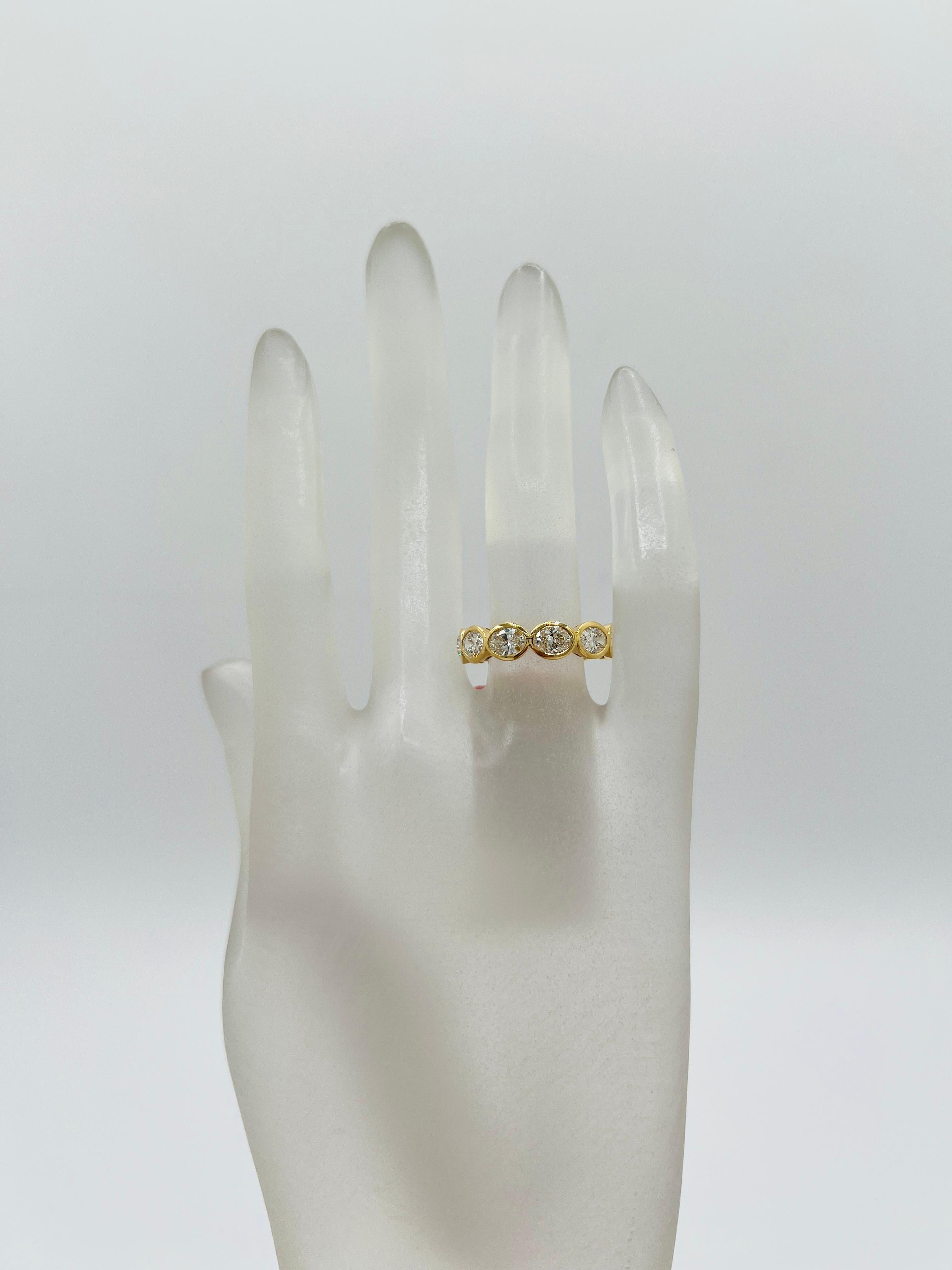 Taglio ovale GIA 0,30 carati ciascuno di diamante bianco ovale con castone Anello per l'eternità in 18 carati in vendita