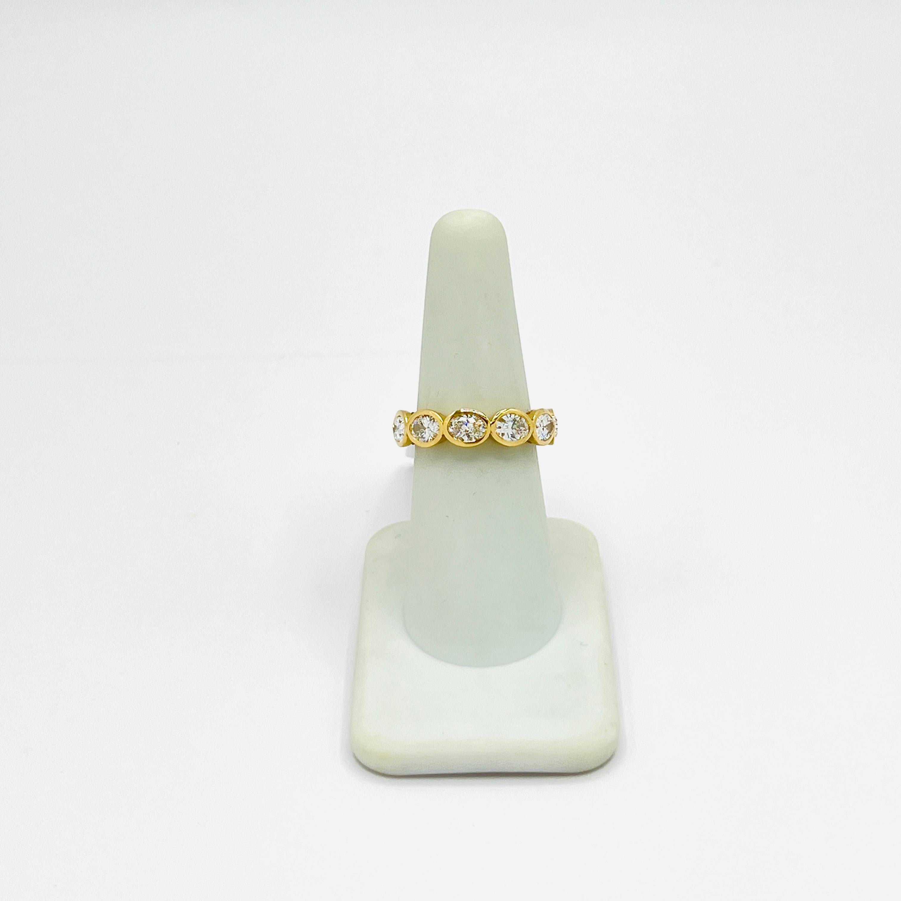 GIA 0,30 carati ciascuno di diamante bianco ovale con castone Anello per l'eternità in 18 carati In condizioni Nuovo in vendita a Los Angeles, CA