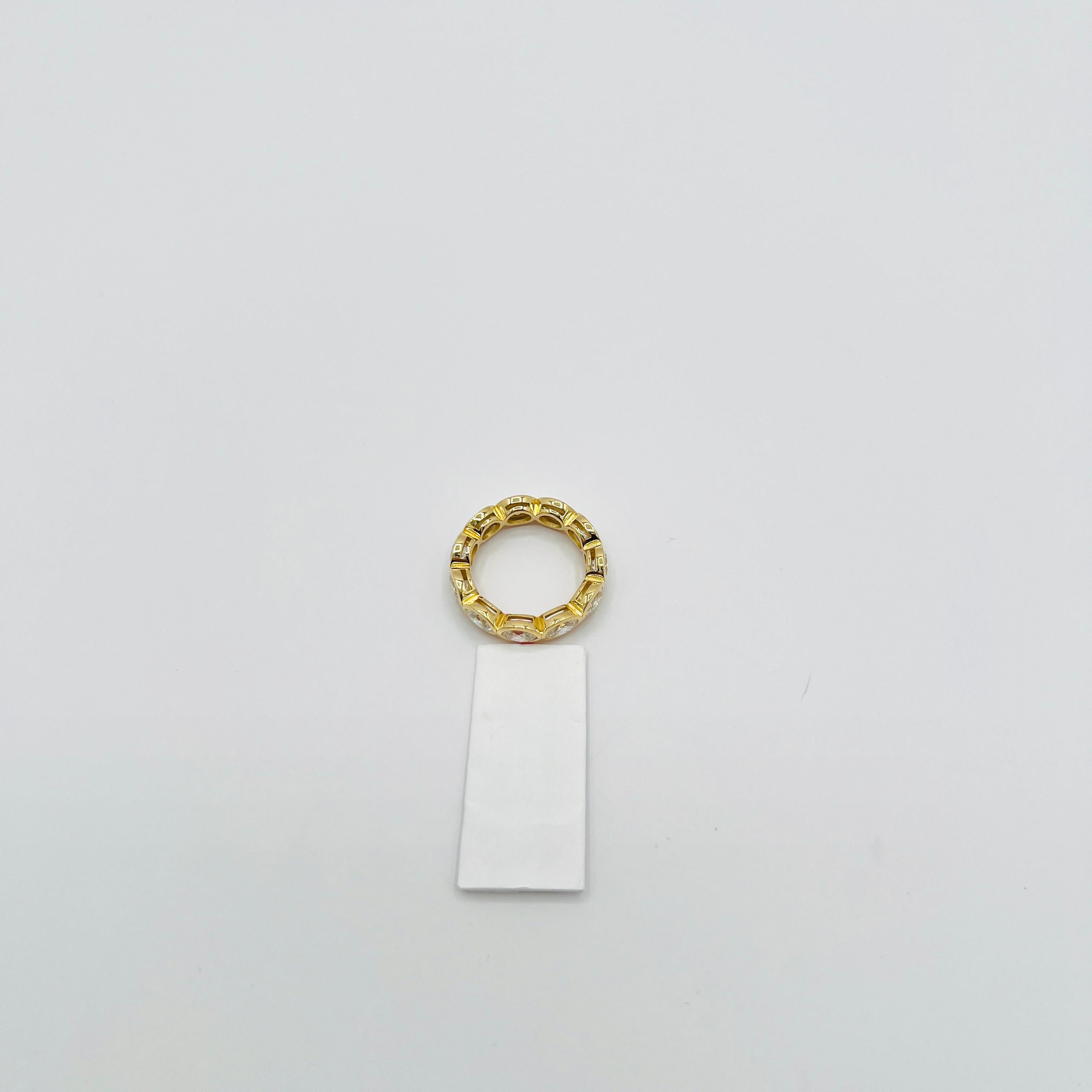 GIA 0,30 carati ciascuno di diamante bianco ovale con castone Anello per l'eternità in 18 carati in vendita 3