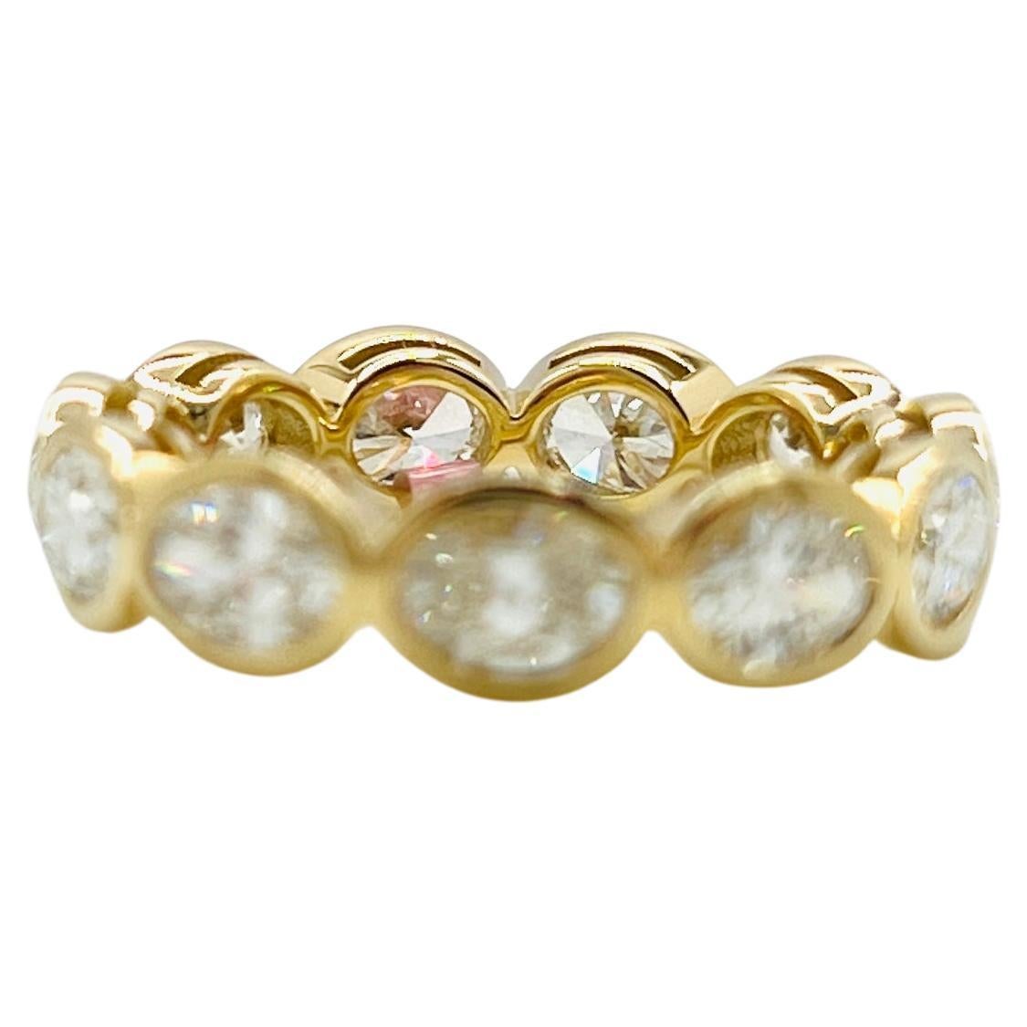 GIA 0,30 carati ciascuno di diamante bianco ovale con castone Anello per l'eternità in 18 carati in vendita