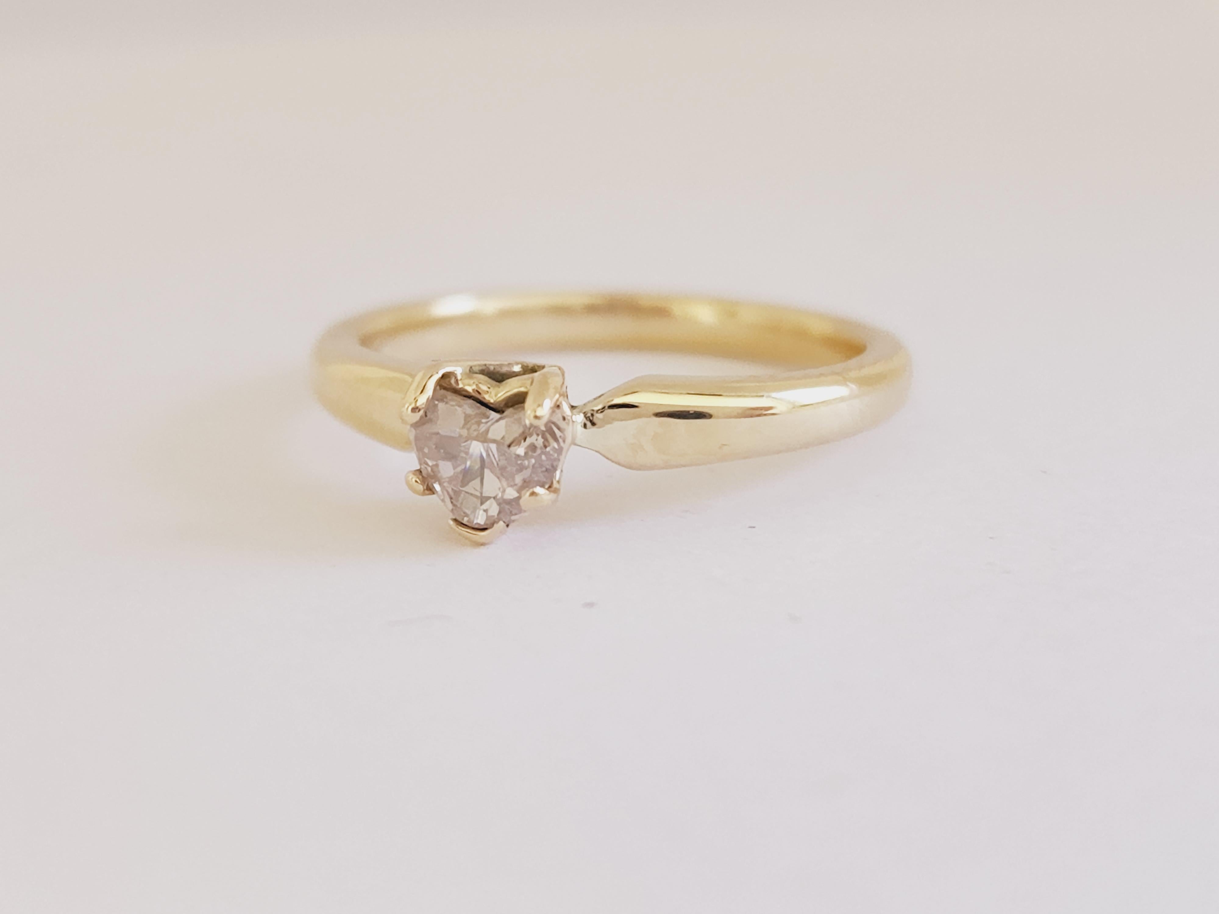 GIA 0,38 Karat Herzform Light Brown Pink Diamond Ring 14 Karat Gelbgold
5 Zacken Solitär Fassung 14K Gelbgold .
Ring Größe 7