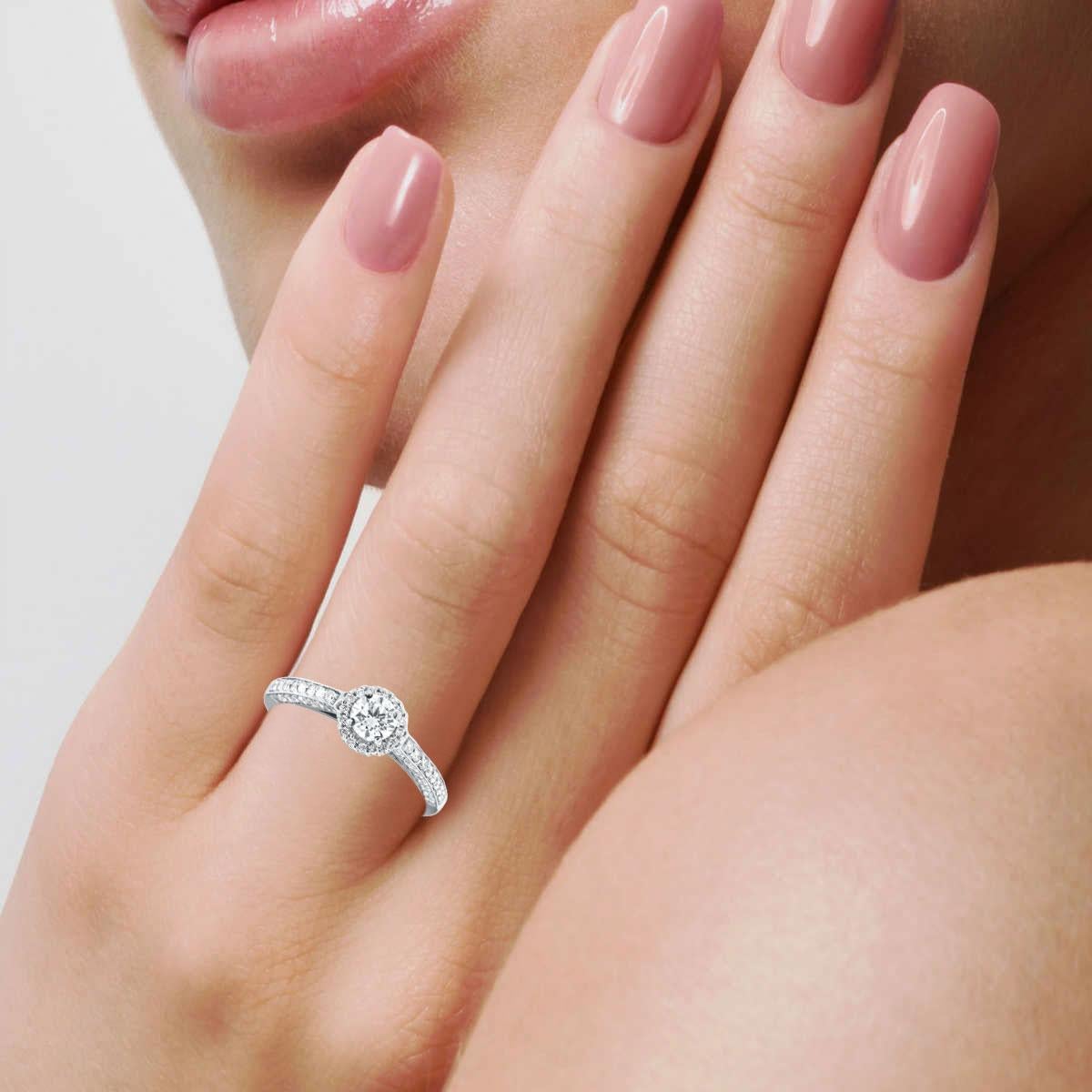 Bague halo en or blanc 18 carats avec diamants ronds taille brillant pour femmes de 0,40 carat certifiés GIA Pour femmes en vente