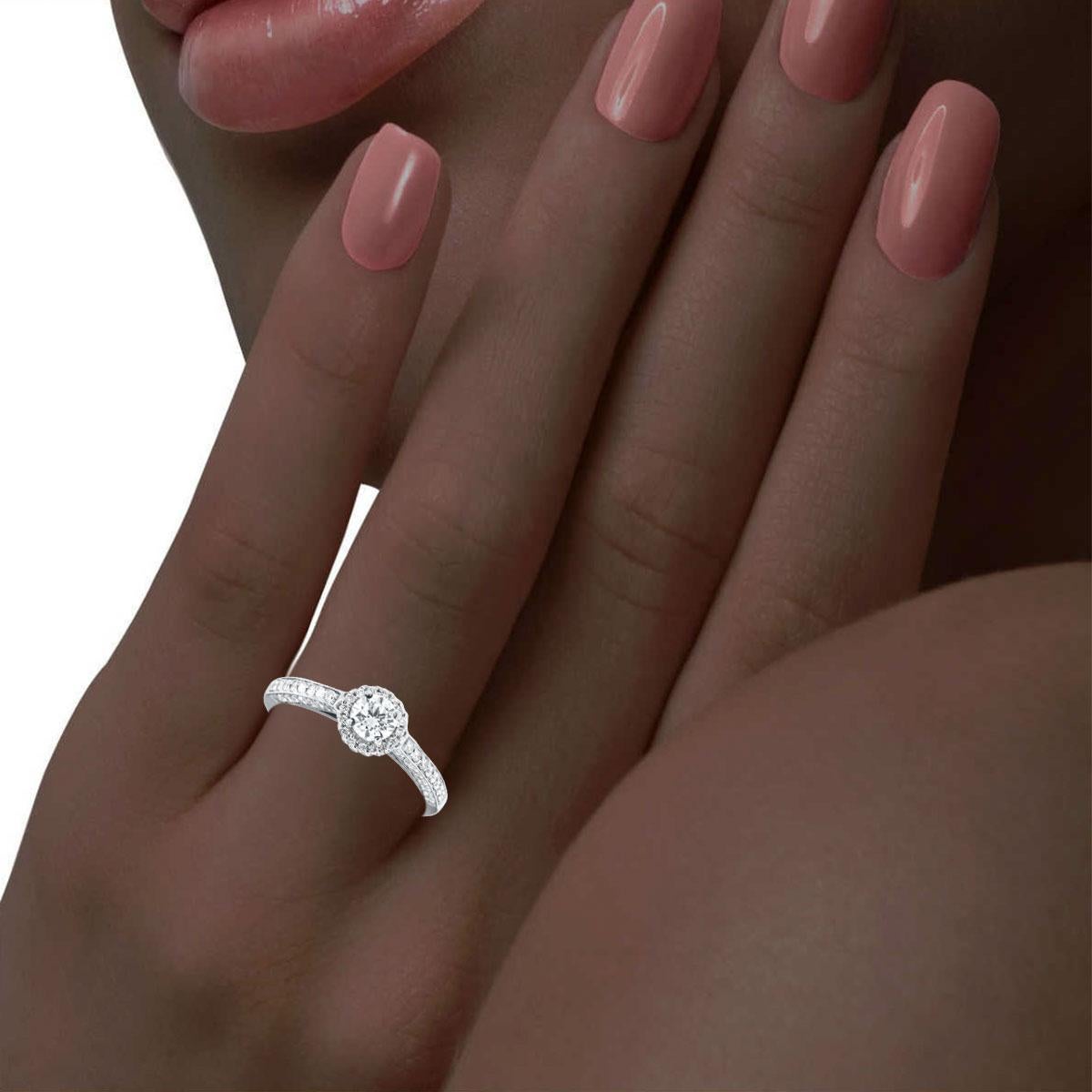 Bague halo en or blanc 18 carats avec diamants ronds taille brillant pour femmes de 0,40 carat certifiés GIA en vente 1