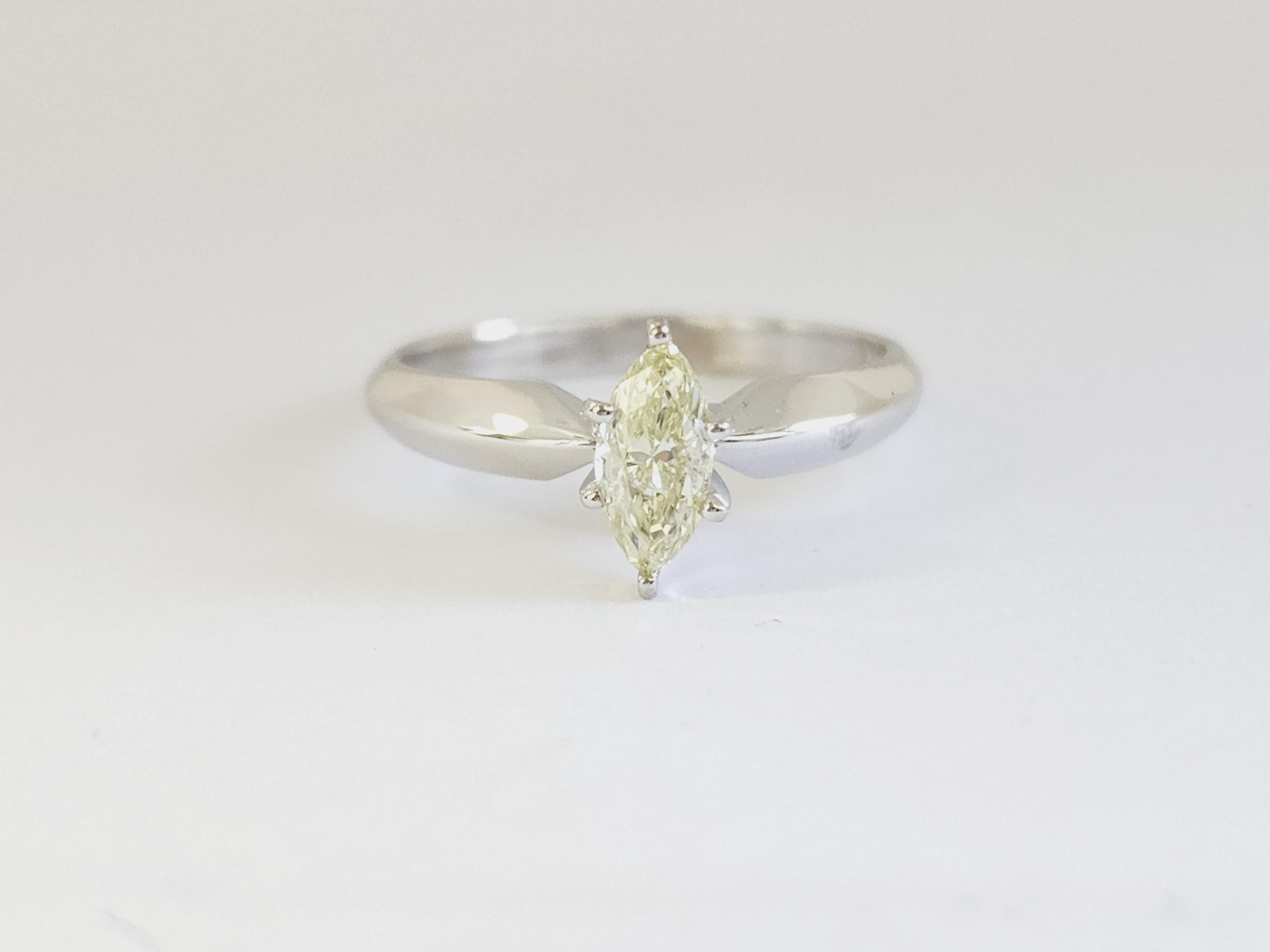 Diamant naturel de forme marquise pesant 0.50 carats GIA . serti sur or blanc 14K. 
Couleur du diamant : Jaune clair
Bague taille 7