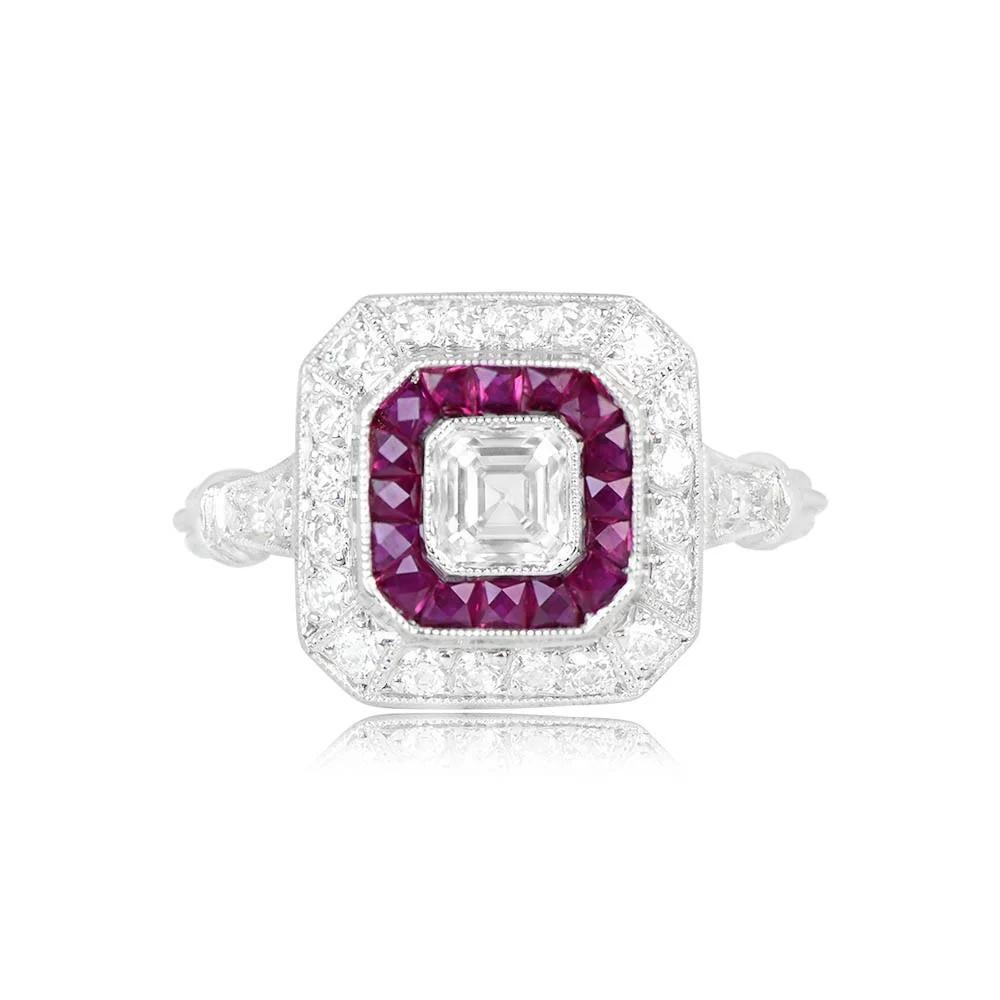 Dieser elegante Verlobungsring präsentiert einen GIA-zertifizierten Diamanten im Asscher-Schliff mit einem Gewicht von etwa 0,50 Karat, der die Farbe J und die Reinheit VS2 aufweist. Der Diamant ist von einem doppelten Halo umgeben, in dem Rubine im