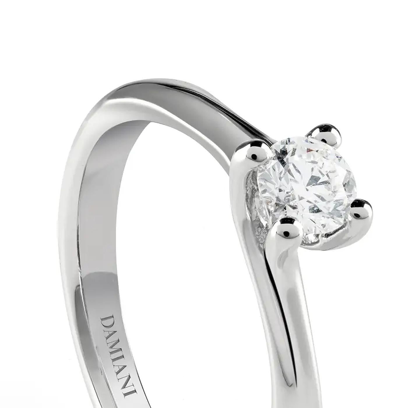 Feiern Sie die zeitlose Liebe mit diesem exquisiten Damiani Verlobungsring aus Platin, der mit einem 0,51 Karat schweren Diamanten im Brillantschliff verziert ist. Dieses elegante Stück spiegelt die berühmte italienische Handwerkskunst und das