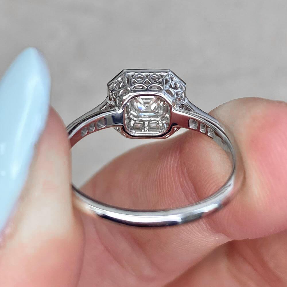 Bague de fiançailles en platine avec diamant taille Asscher de 0.52 carat certifié GIA, halo de diamants en vente 6