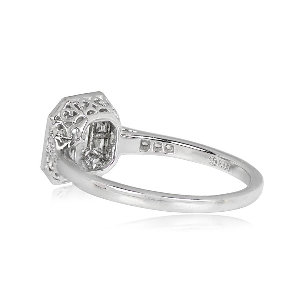 Art déco Bague de fiançailles en platine avec diamant taille Asscher de 0.52 carat certifié GIA, halo de diamants en vente