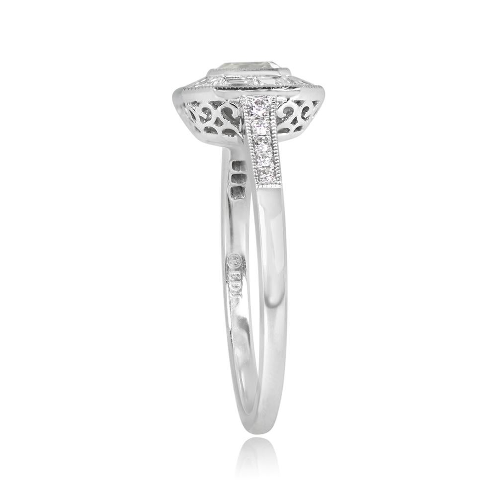 Taille Asscher Bague de fiançailles en platine avec diamant taille Asscher de 0.52 carat certifié GIA, halo de diamants en vente
