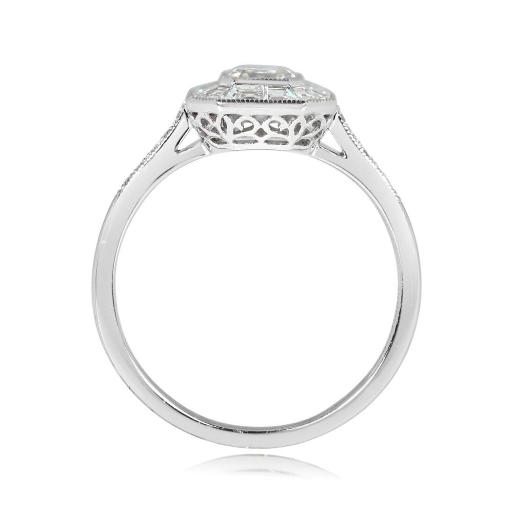 Bague de fiançailles en platine avec diamant taille Asscher de 0.52 carat certifié GIA, halo de diamants Excellent état - En vente à New York, NY