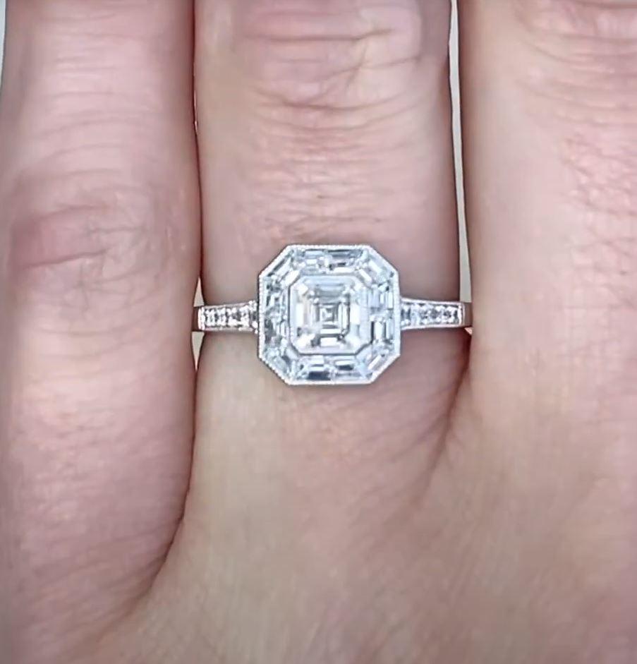 Bague de fiançailles en platine avec diamant taille Asscher de 0.52 carat certifié GIA, halo de diamants Pour femmes en vente