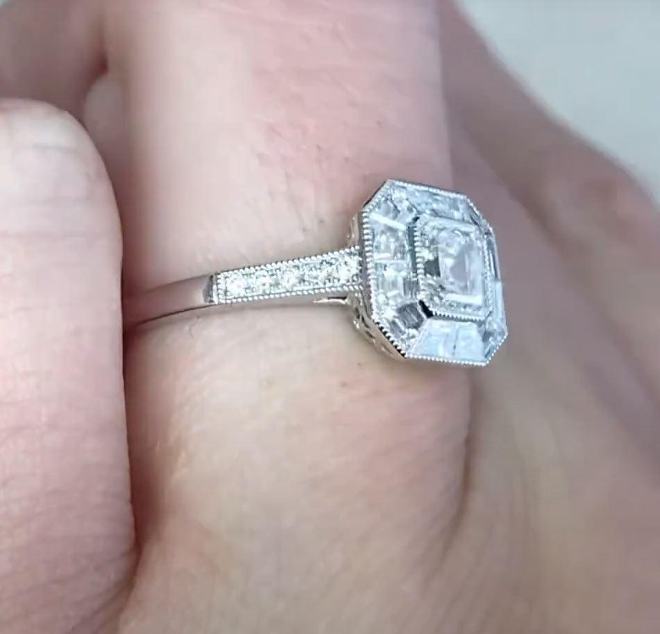 Bague de fiançailles en platine avec diamant taille Asscher de 0.52 carat certifié GIA, halo de diamants en vente 1