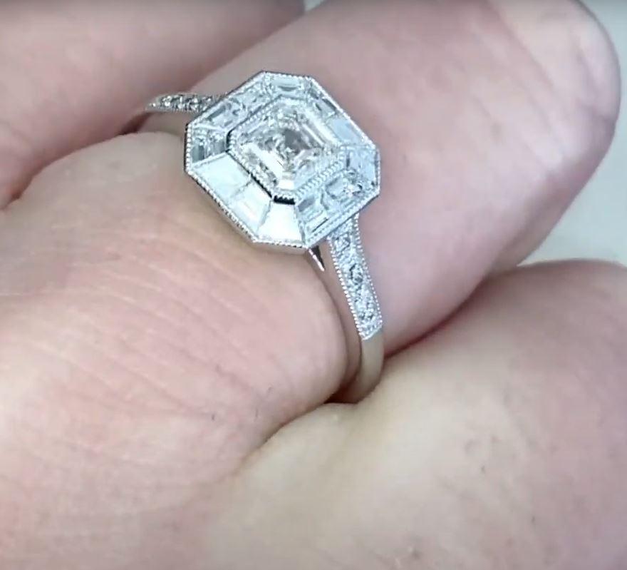 Bague de fiançailles en platine avec diamant taille Asscher de 0.52 carat certifié GIA, halo de diamants en vente 2