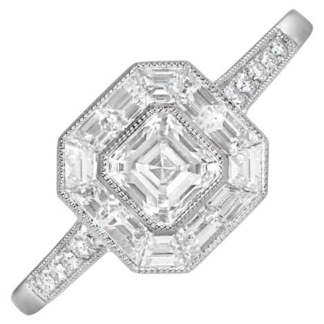 Bague de fiançailles en platine avec diamant taille Asscher de 0.52 carat certifié GIA, halo de diamants en vente