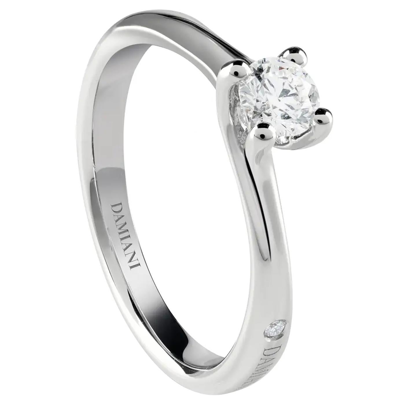 Dieser atemberaubende Verlobungsring von Damiani ist aus Platin gefertigt und mit einem 0,52-karätigen Diamanten im Brillantschliff versehen. Dieser Ring spiegelt die legendäre italienische Kunstfertigkeit von Damiani wider und strahlt durch seine