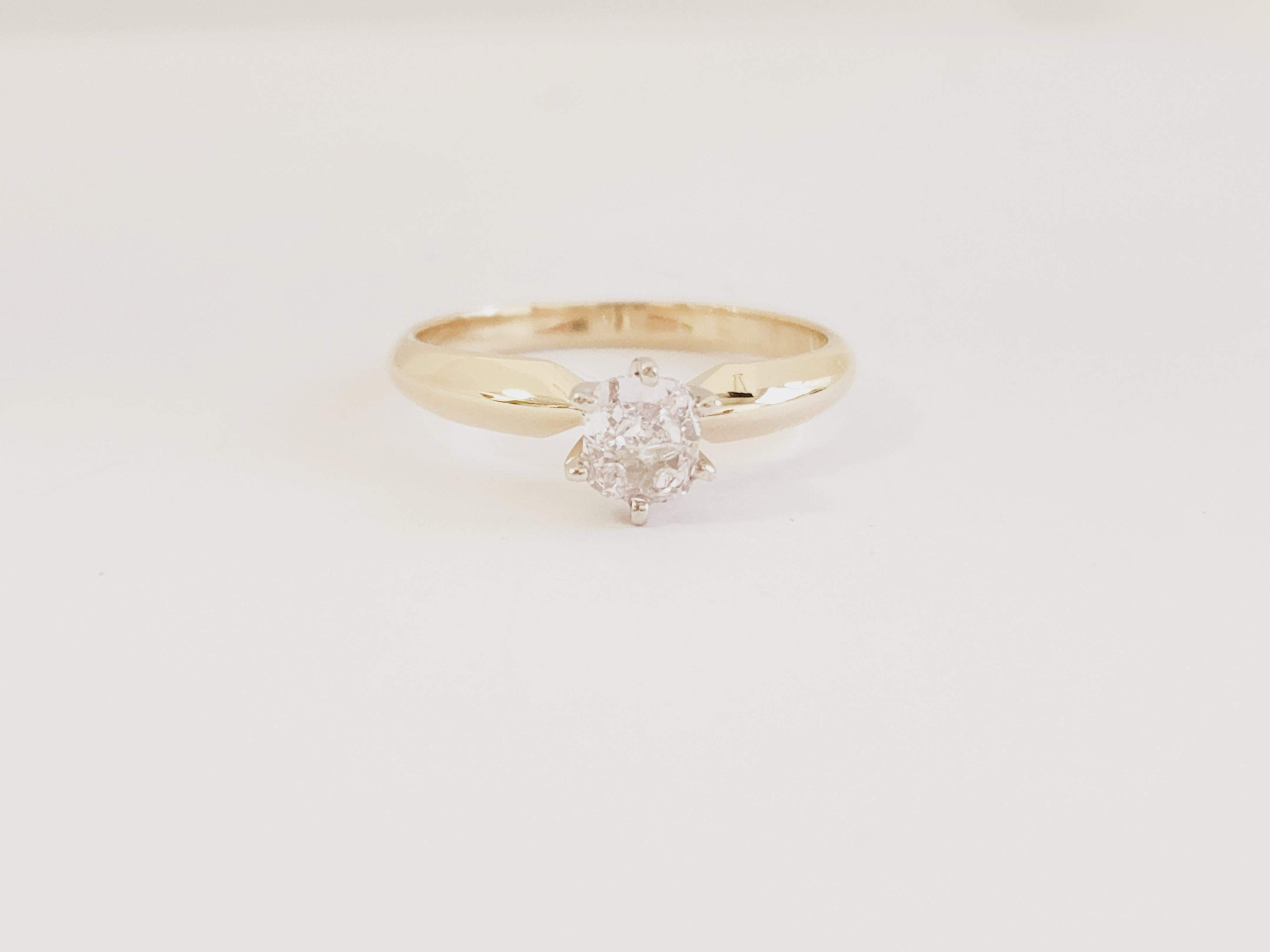 Cette magnifique bague en diamant est composée d'un solitaire en diamant coussin rose de 0,53 carat (GIA), serti dans un magnifique or jaune 14 carats. 
Taille de l'anneau 7